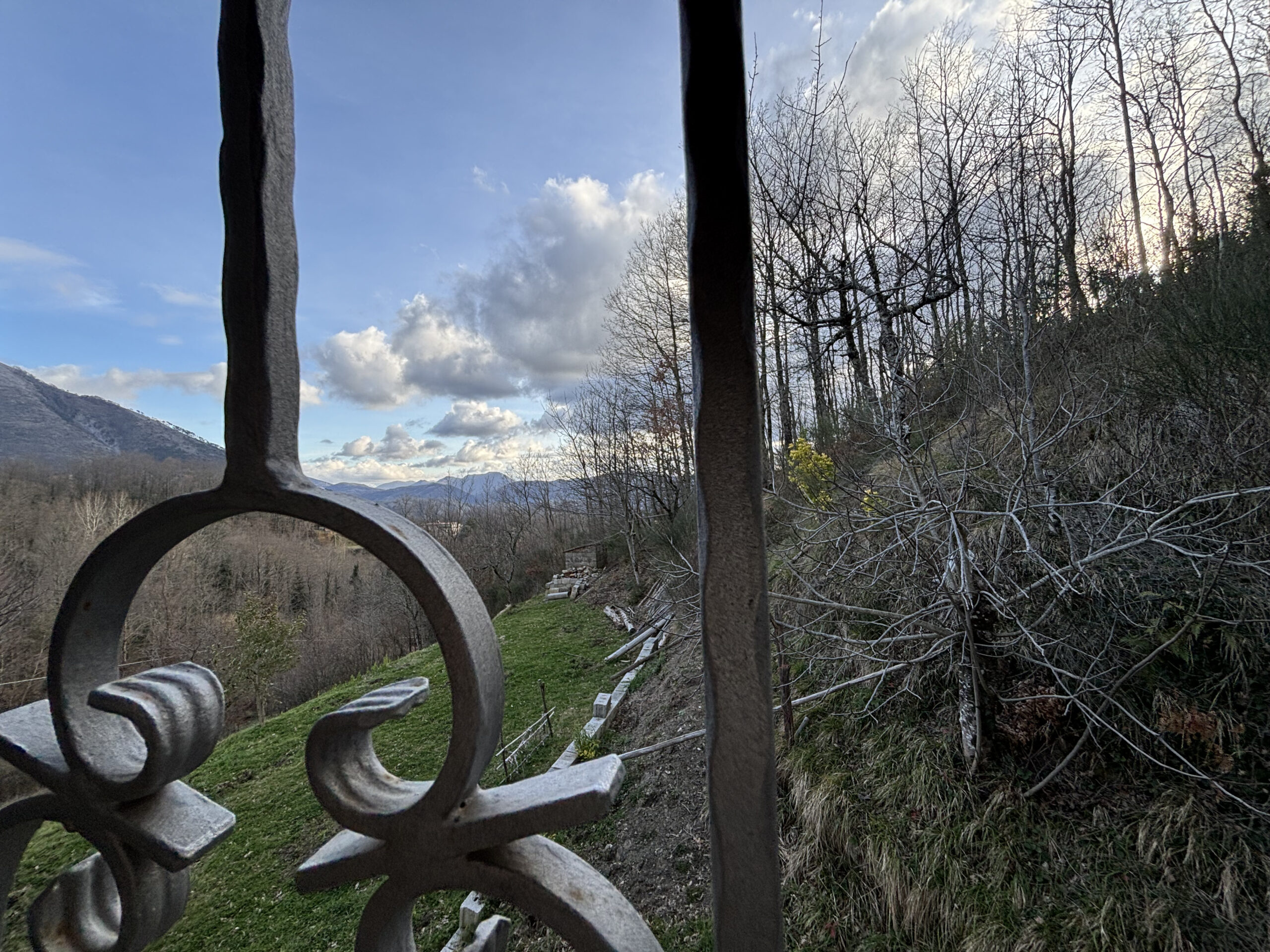 Villa 200m² Lauria Pecorone - Plot 4000m², 2 Kitchens, Fireplaces, Close to Lago Sirino and Pollino.