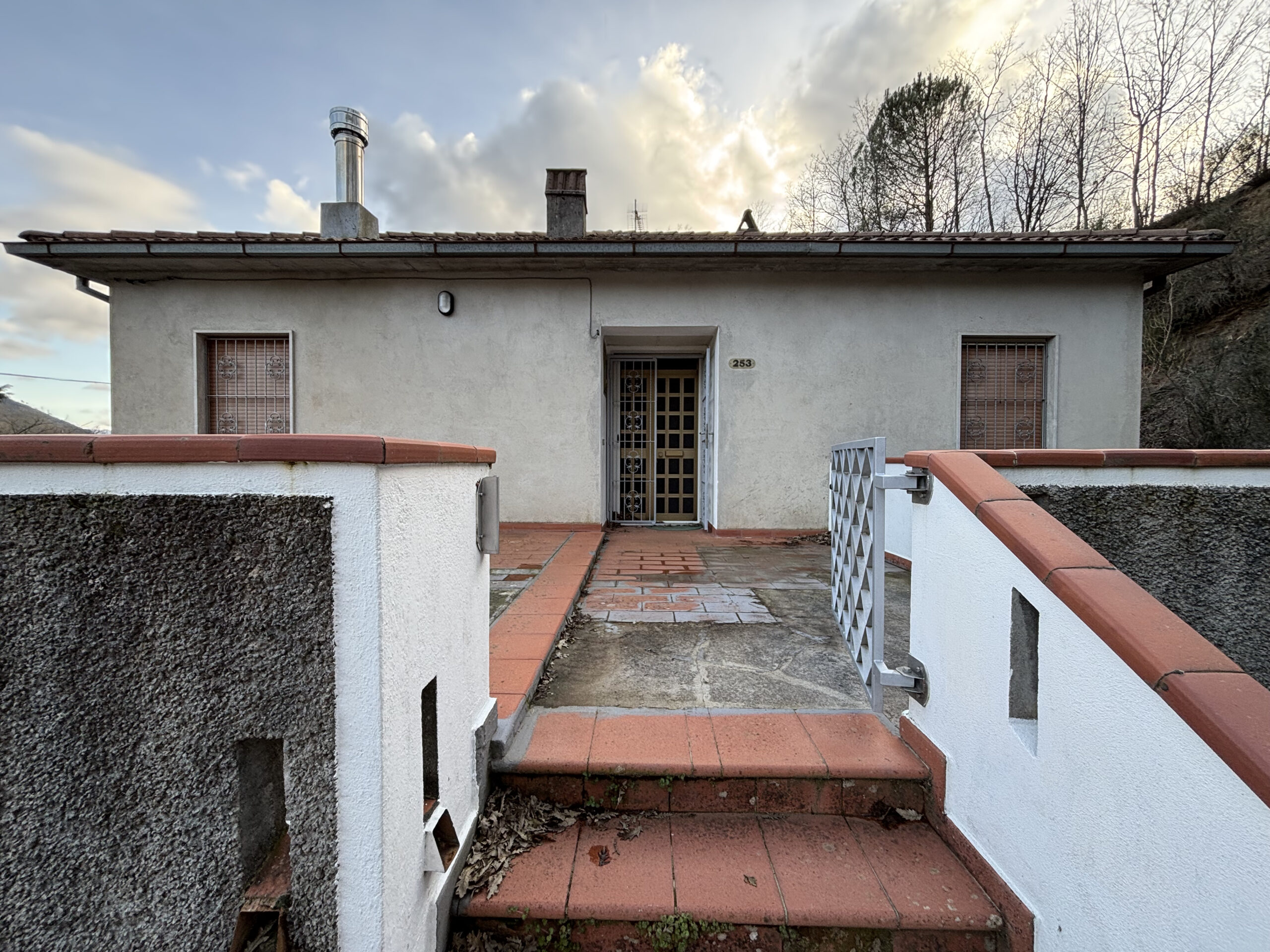 Villa 200m² Lauria Pecorone - Plot 4000m², 2 Kitchens, Fireplaces, Close to Lago Sirino and Pollino.