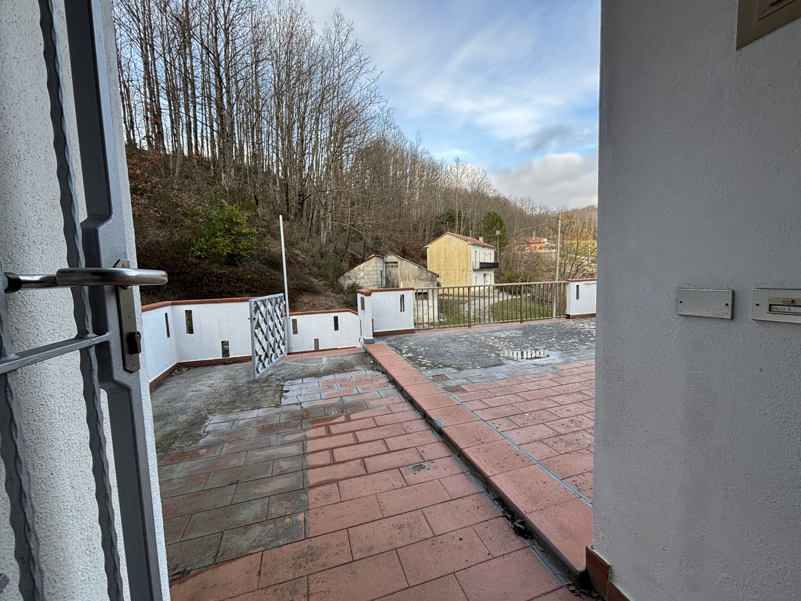 Villa 200m² Lauria Pecorone - Plot 4000m², 2 Kitchens, Fireplaces, Close to Lago Sirino and Pollino.