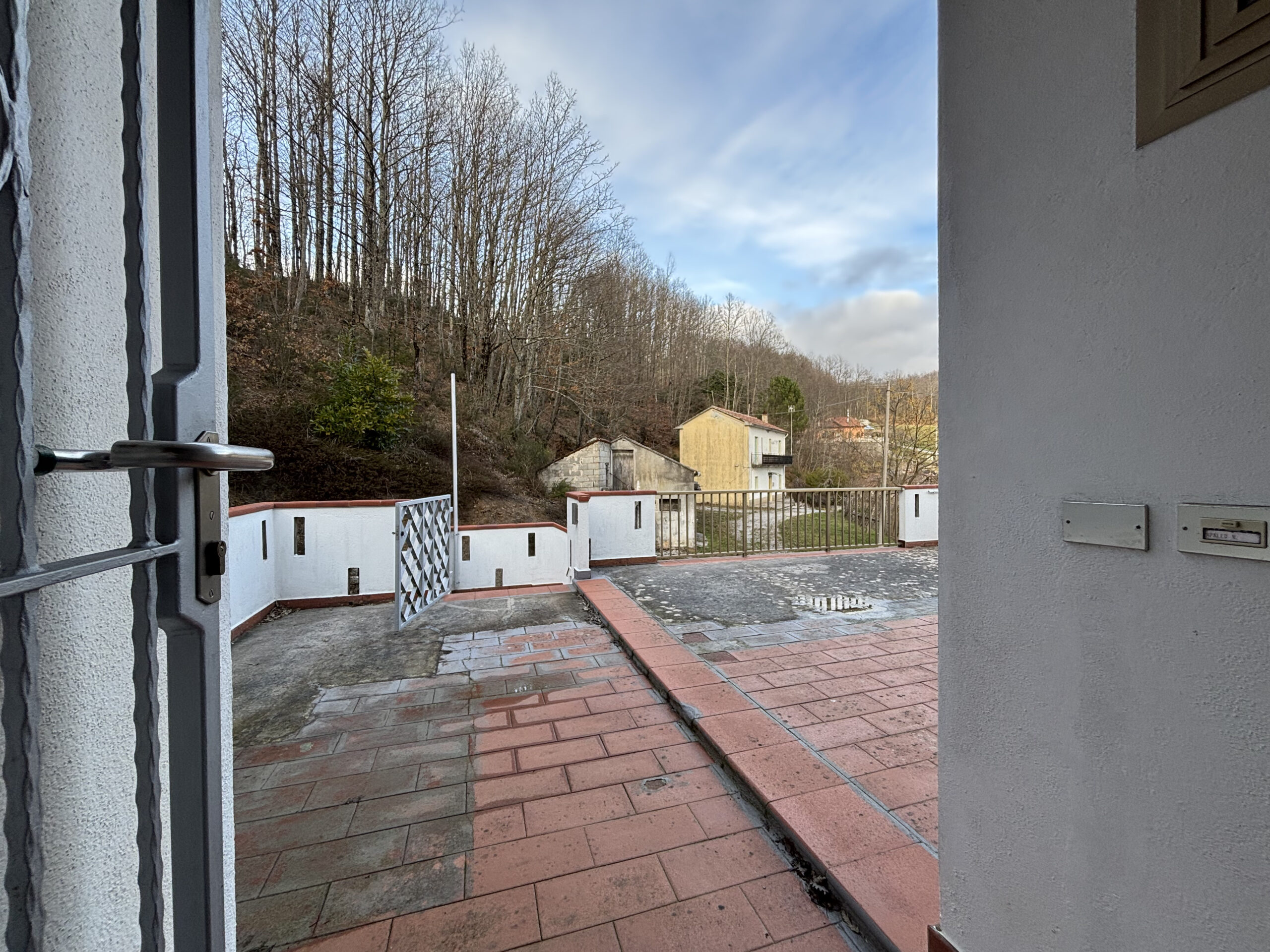 Villa 200m² Lauria Pecorone - Plot 4000m², 2 Kitchens, Fireplaces, Close to Lago Sirino and Pollino.