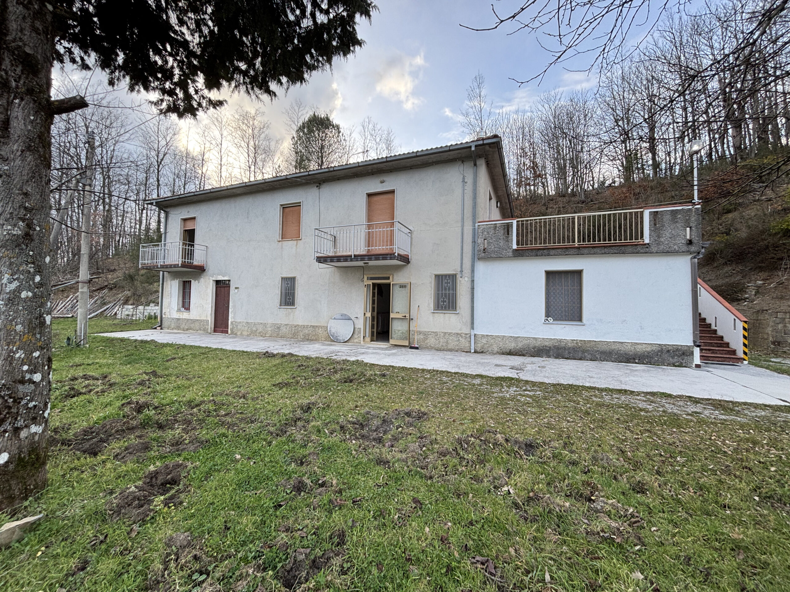Villa 200m² Lauria Pecorone - Plot 4000m², 2 Kitchens, Fireplaces, Close to Lago Sirino and Pollino.