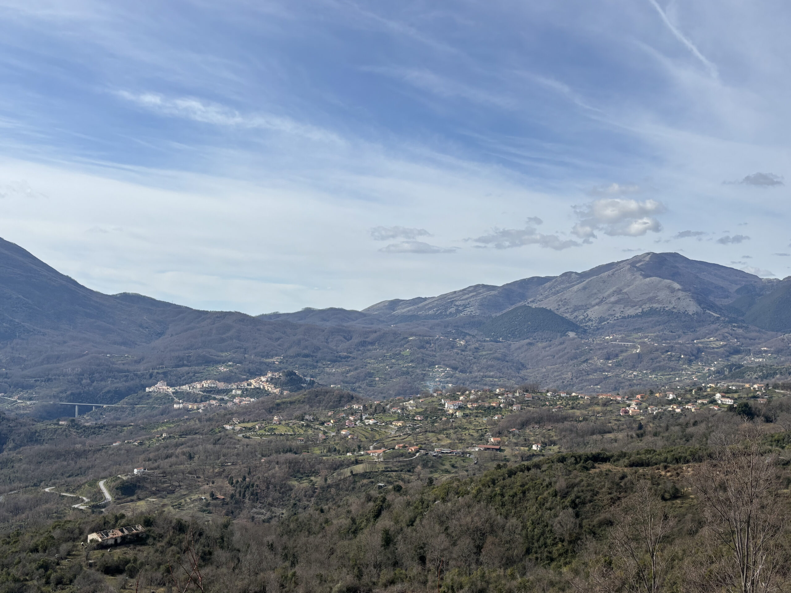 Villa 200m² Lauria Pecorone - Plot 4000m², 2 Kitchens, Fireplaces, Close to Lago Sirino and Pollino.