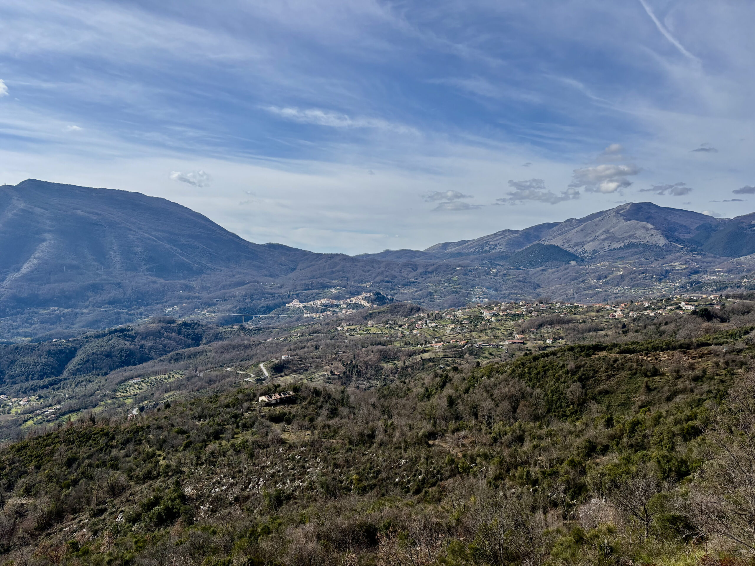 Villa 200m² Lauria Pecorone - Plot 4000m², 2 Kitchens, Fireplaces, Close to Lago Sirino and Pollino.