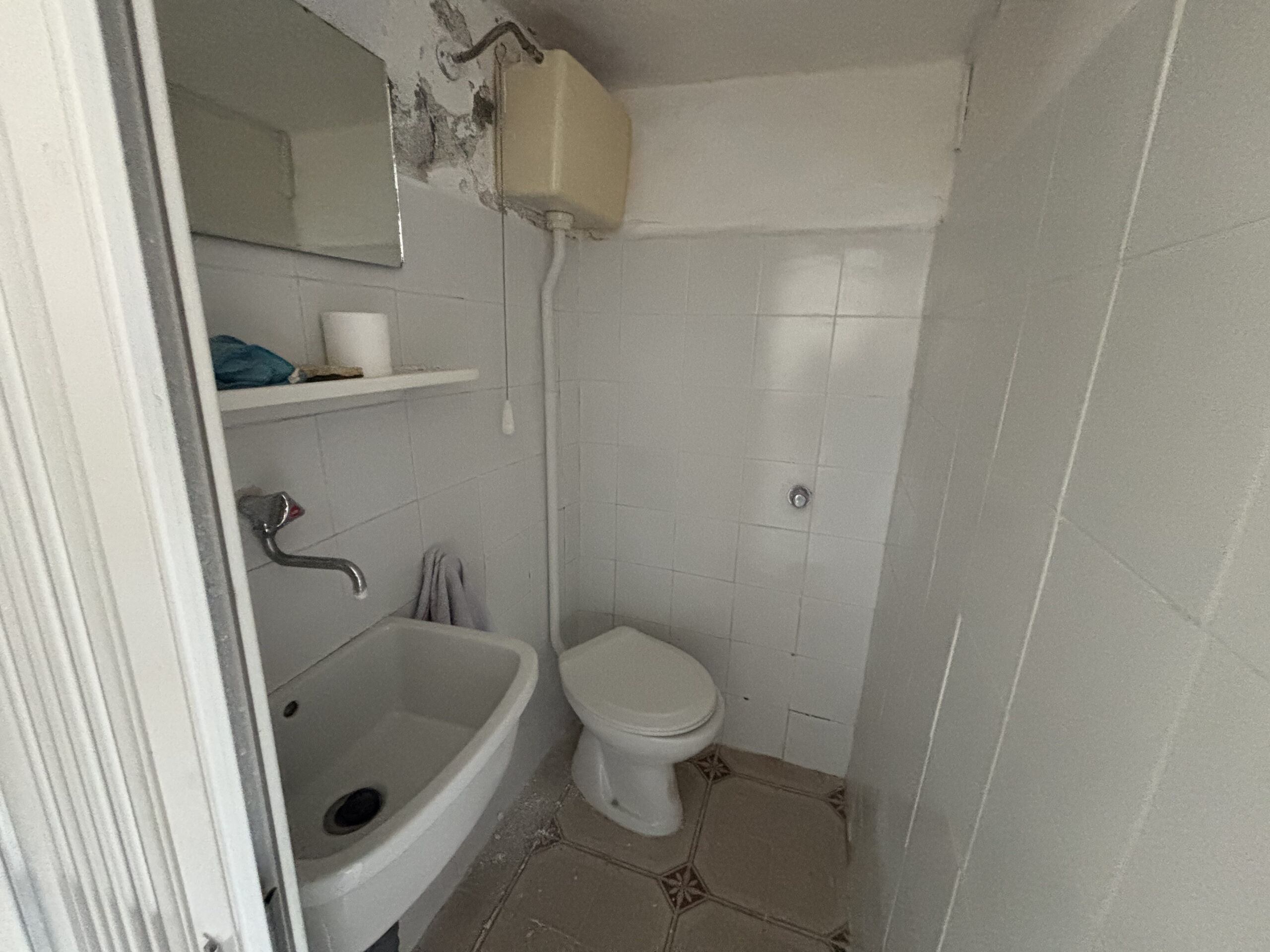 Locale a Tortora Ristrutturazione - Potenziale Studio con Soppalco, Investimento in Affitto Calabria.