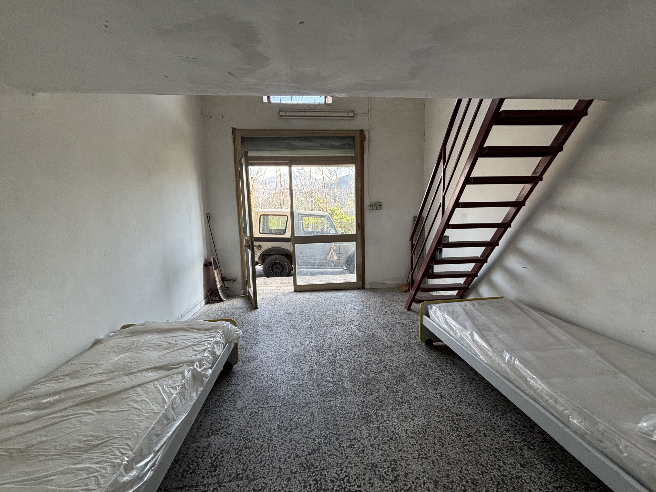 Locale a Tortora Ristrutturazione - Potenziale Studio con Soppalco, Investimento in Affitto Calabria.