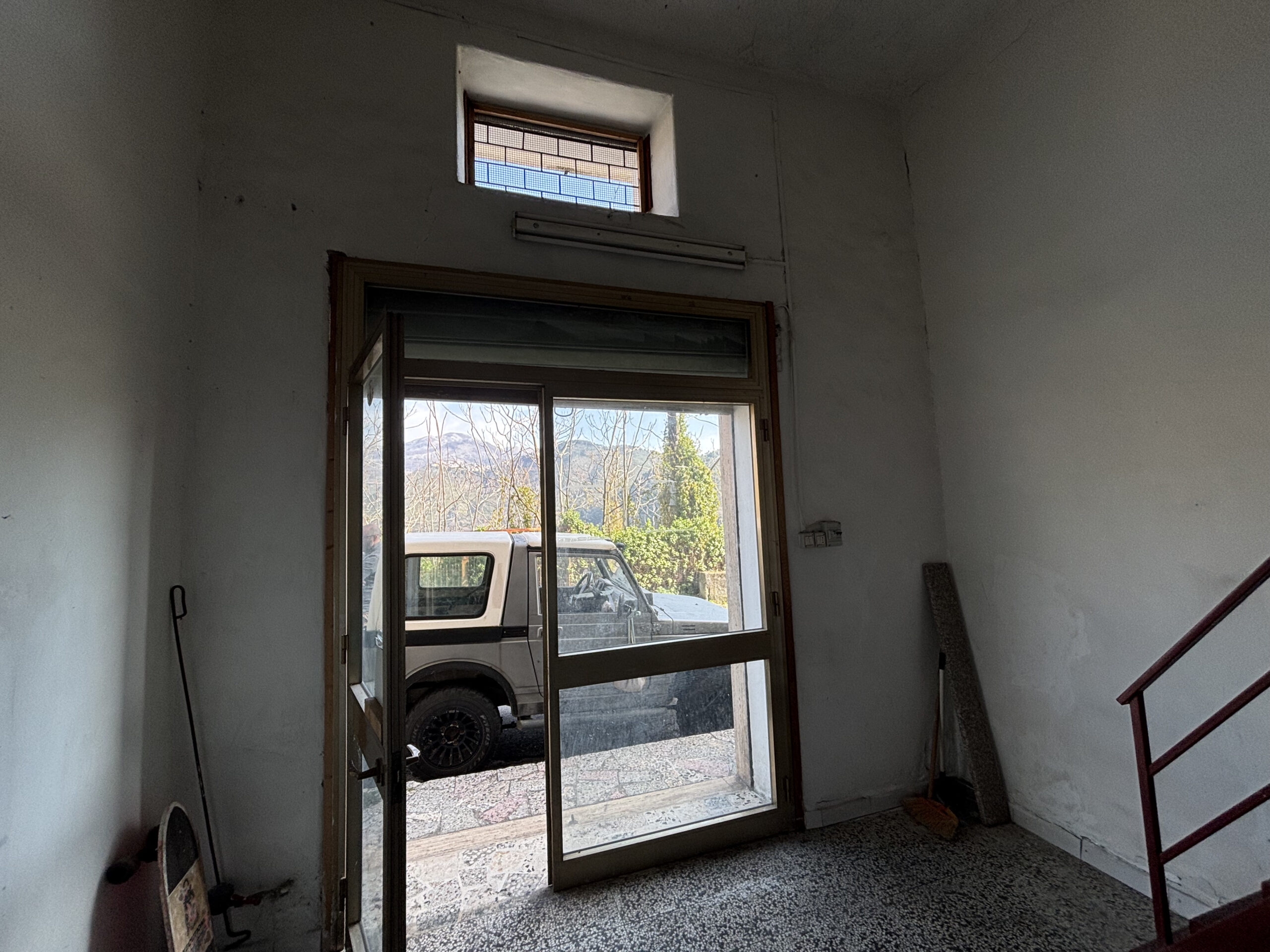 Locale a Tortora Ristrutturazione - Potenziale Studio con Soppalco, Investimento in Affitto Calabria.