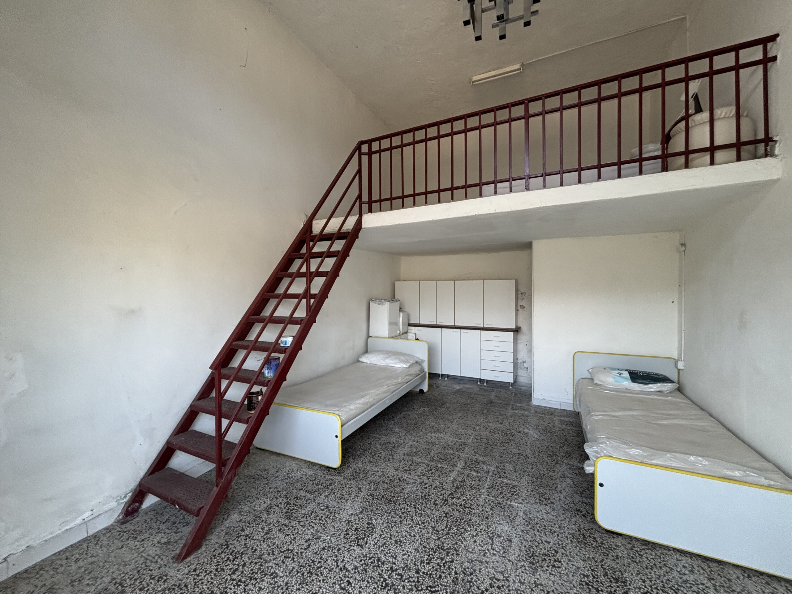 Locale a Tortora Ristrutturazione - Potenziale Studio con Soppalco, Investimento in Affitto Calabria.