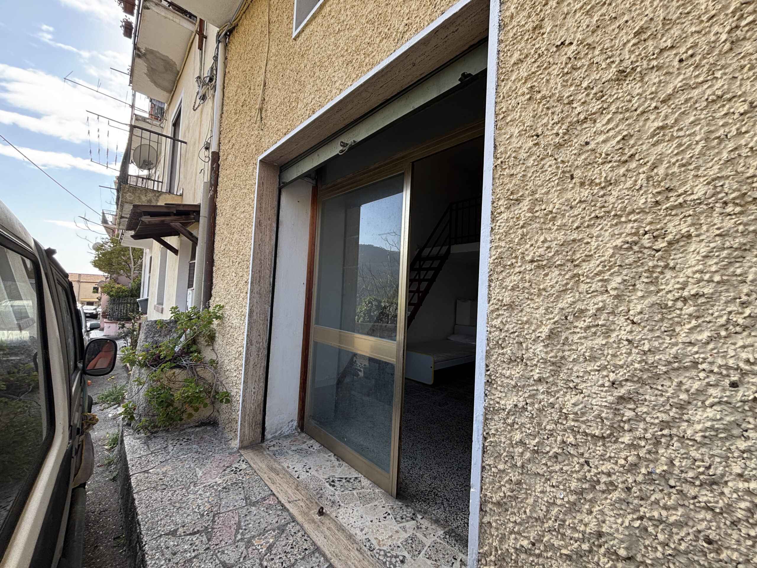 Locale a Tortora Ristrutturazione - Potenziale Studio con Soppalco, Investimento in Affitto Calabria.