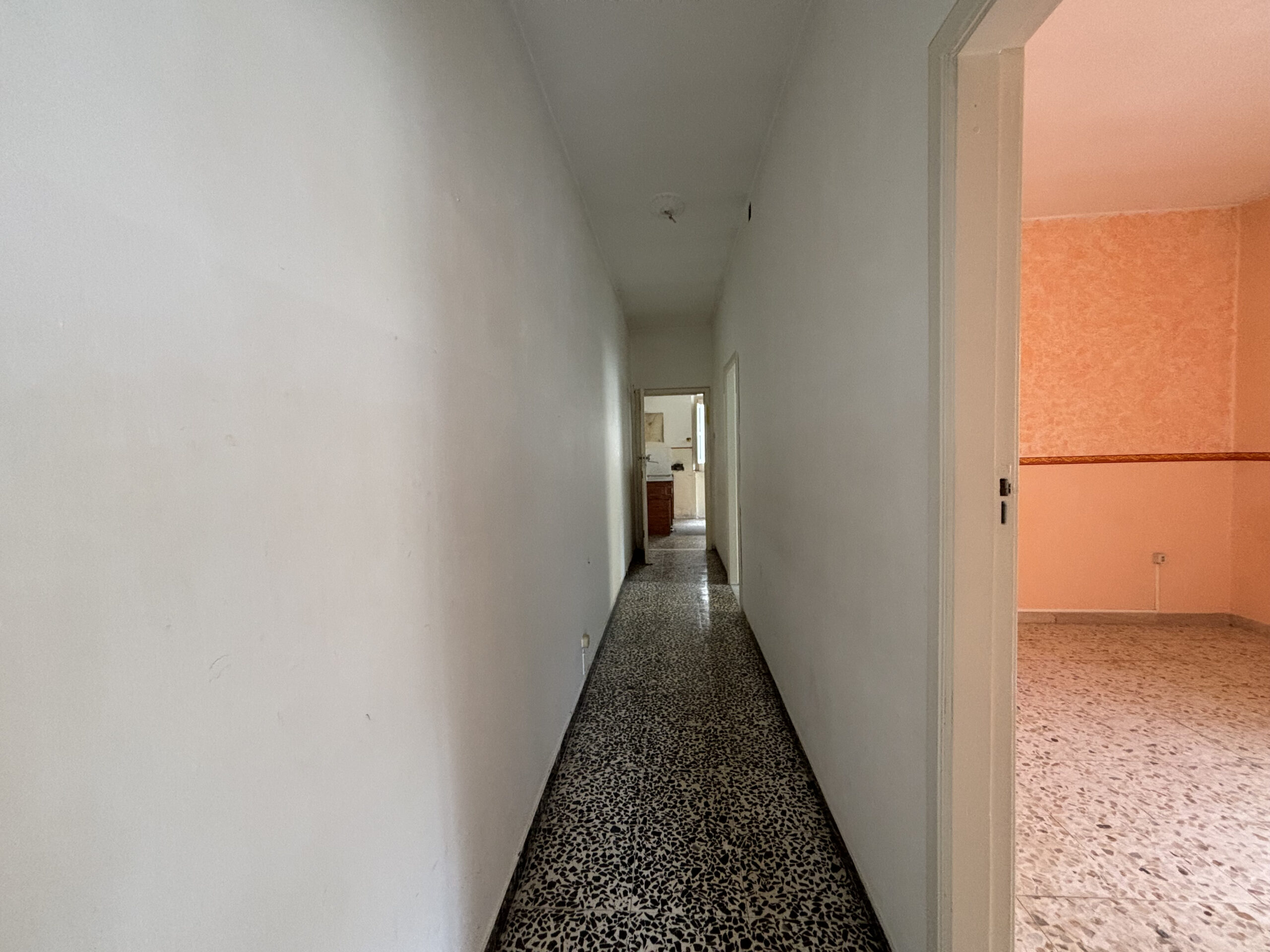 Investment Apartment Lagonegro - Historic Centre, 3 Rooms, Garage, B&B Basilicata potential.