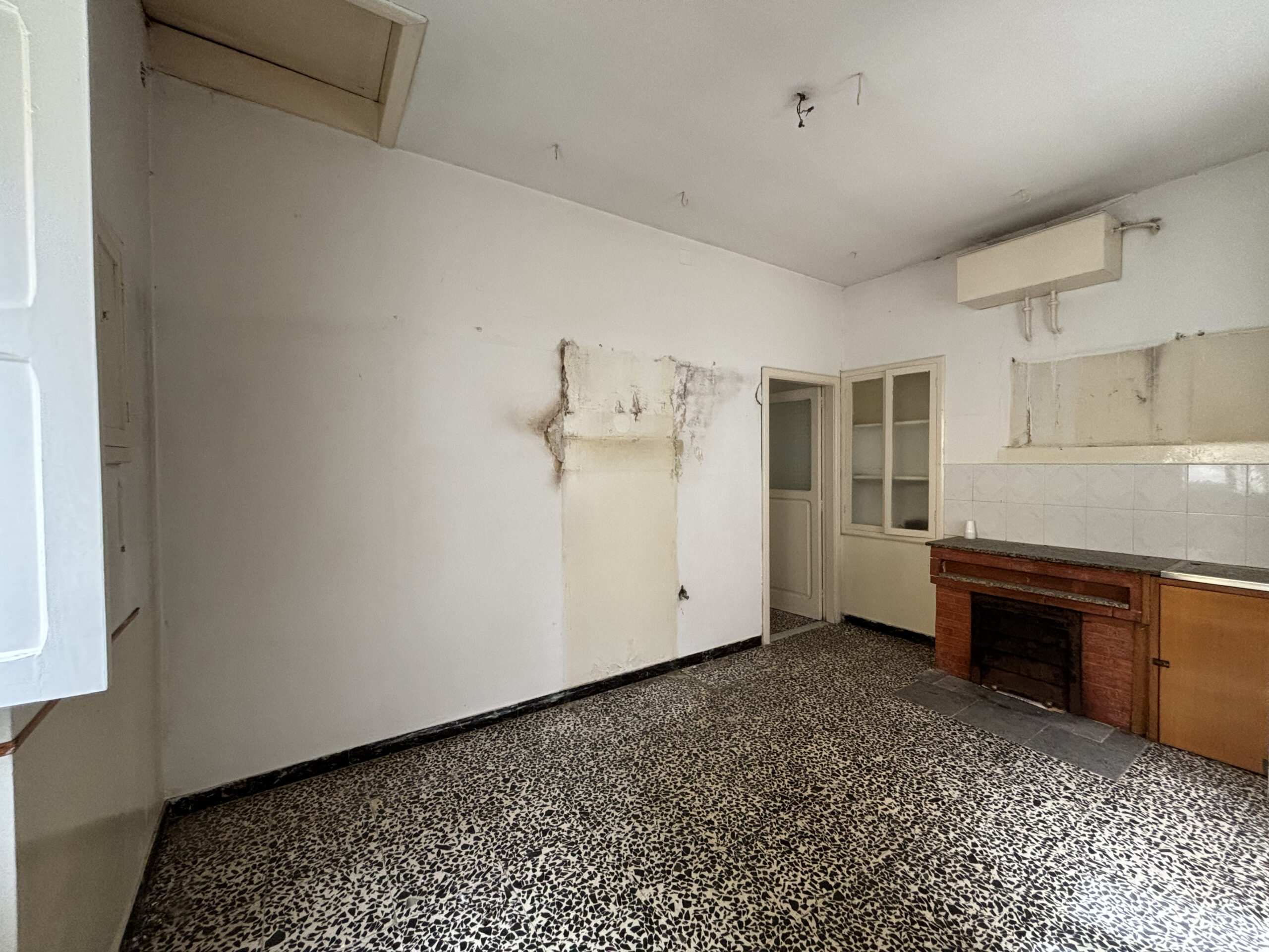 Investment Apartment Lagonegro - Historic Centre, 3 Rooms, Garage, B&B Basilicata potential.