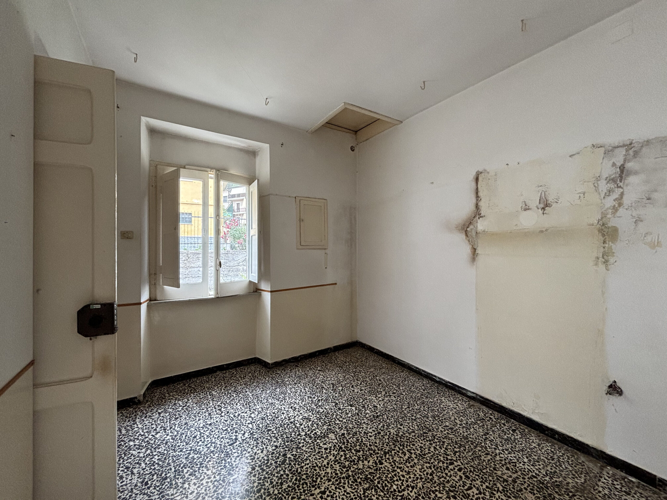 Investment Apartment Lagonegro - Historic Centre, 3 Rooms, Garage, B&B Basilicata potential.