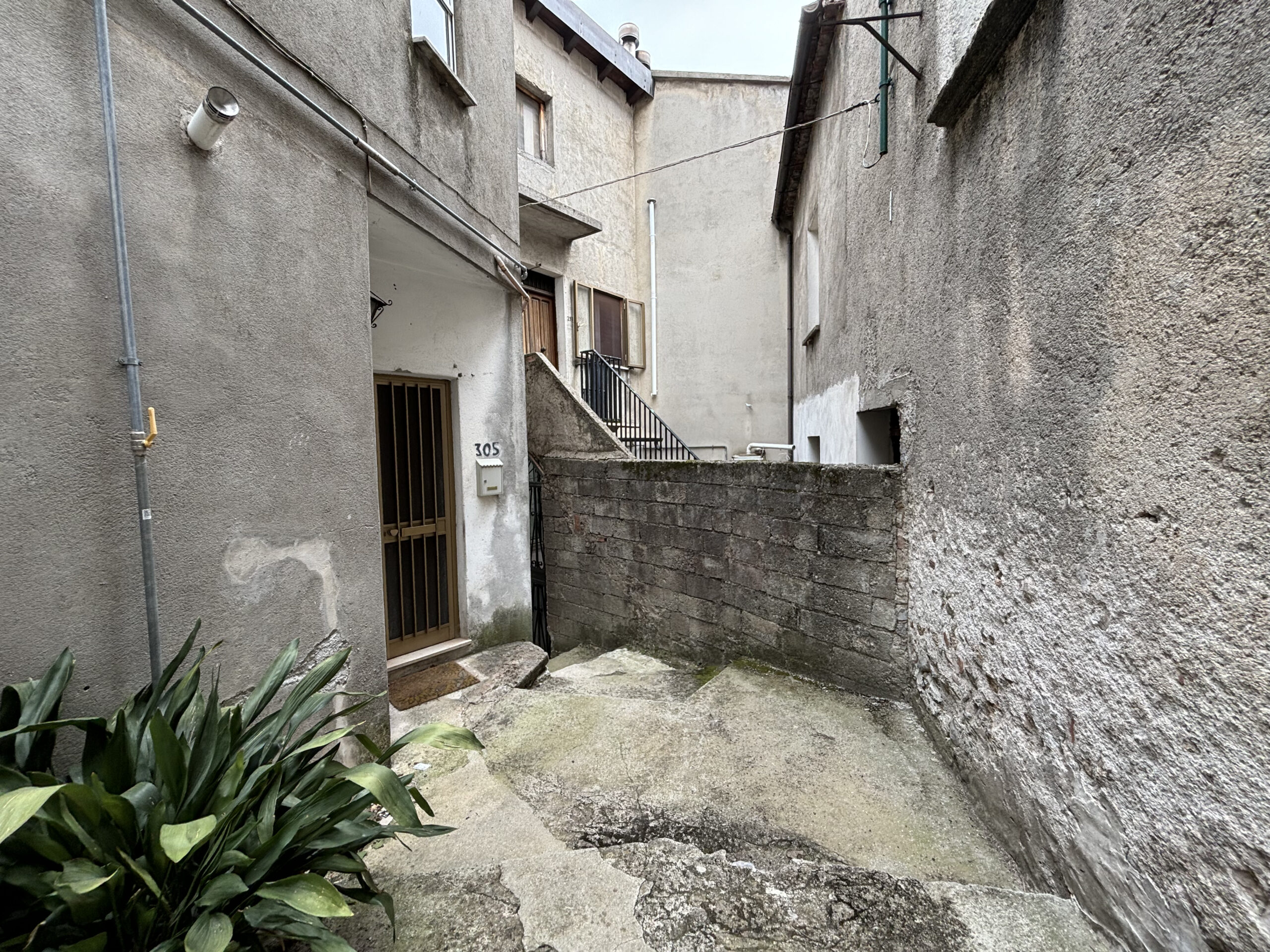 Investment Apartment Lagonegro - Historic Centre, 3 Rooms, Garage, B&B Basilicata potential.