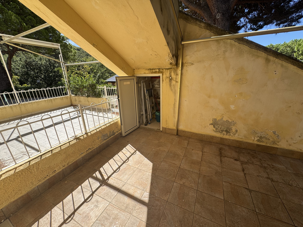 Home in San Lucido - sea view, surrounded by greenery, close to big cities.