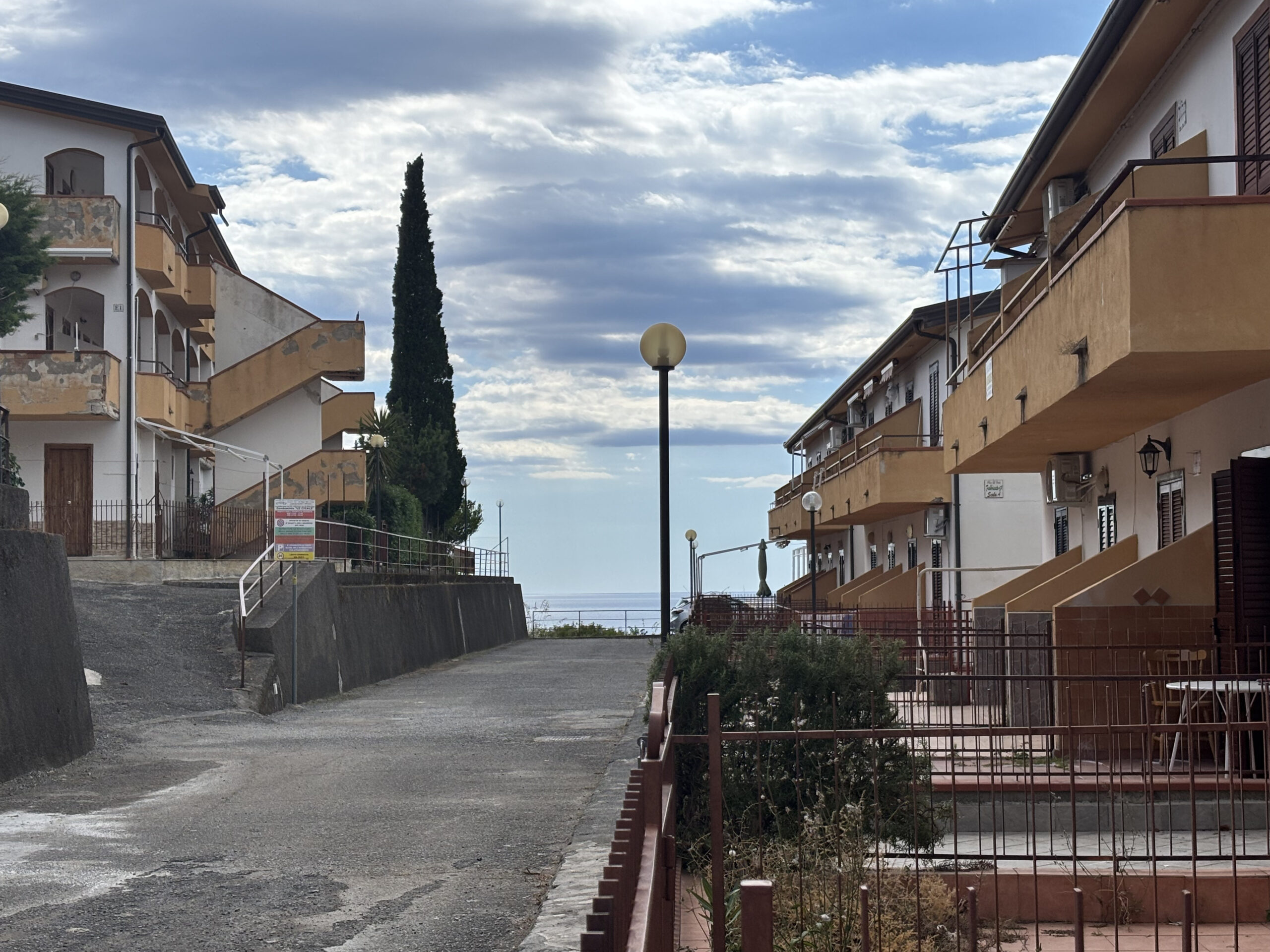 Inwestycyjny Dom Szeregowy Scalea / San Nicola Arcella – Dwa Apartamenty na Wynajem Kalabria