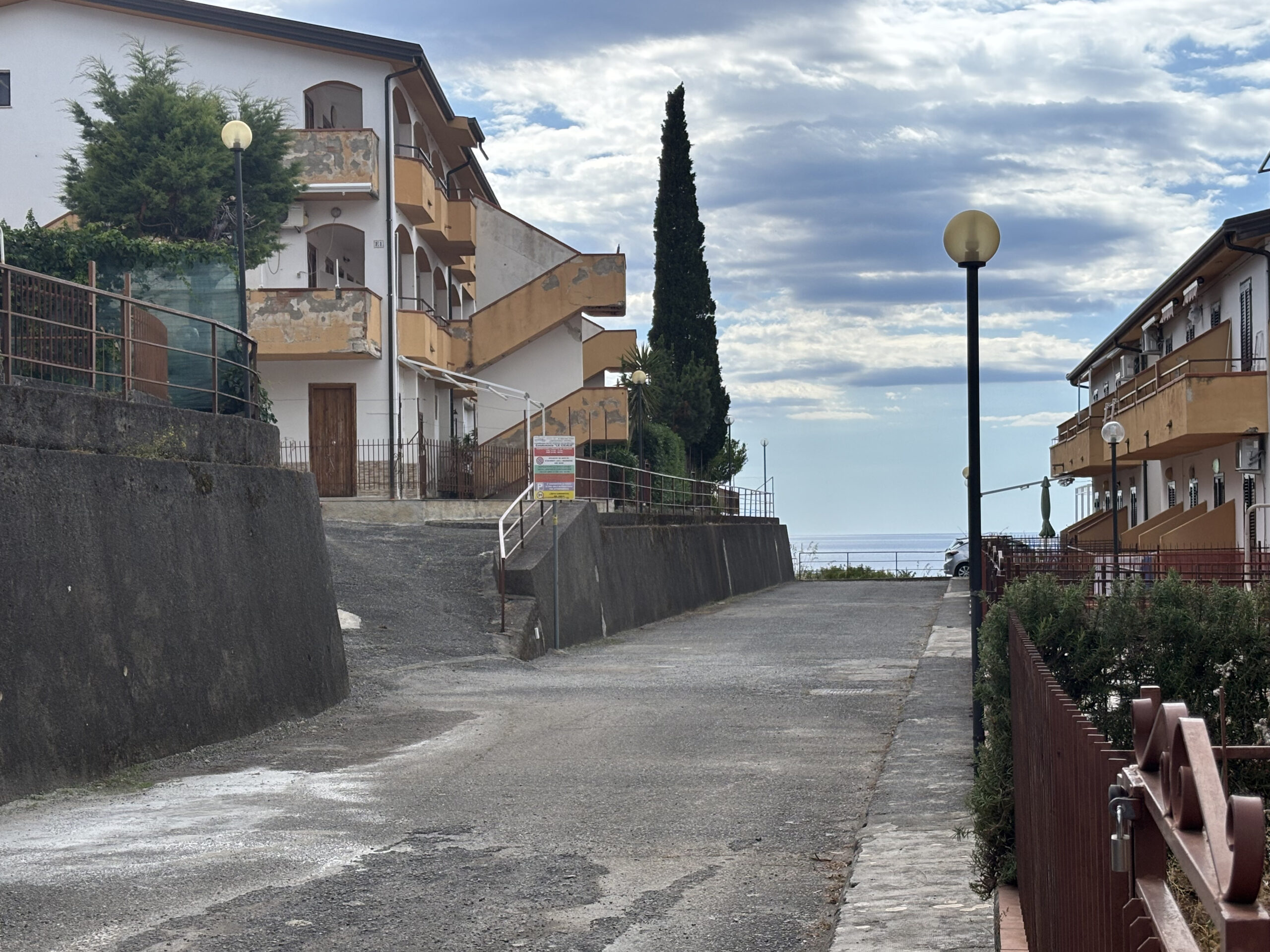 Inwestycyjny Dom Szeregowy Scalea / San Nicola Arcella – Dwa Apartamenty na Wynajem Kalabria