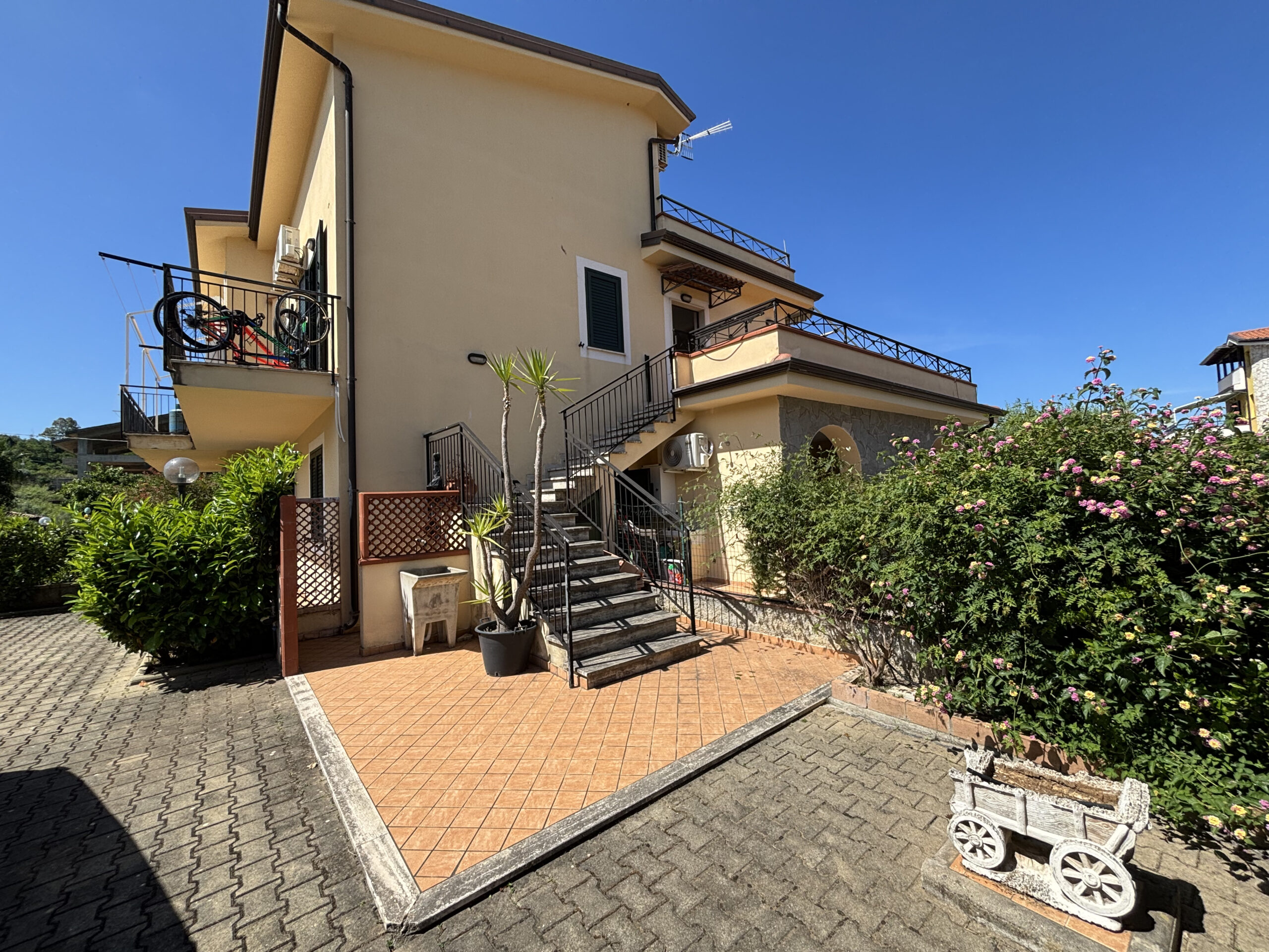 House 140m² Cirella - 100m from the Sea, Garden, 3 Bedrooms and View of the Ruins of Antica Cirella.