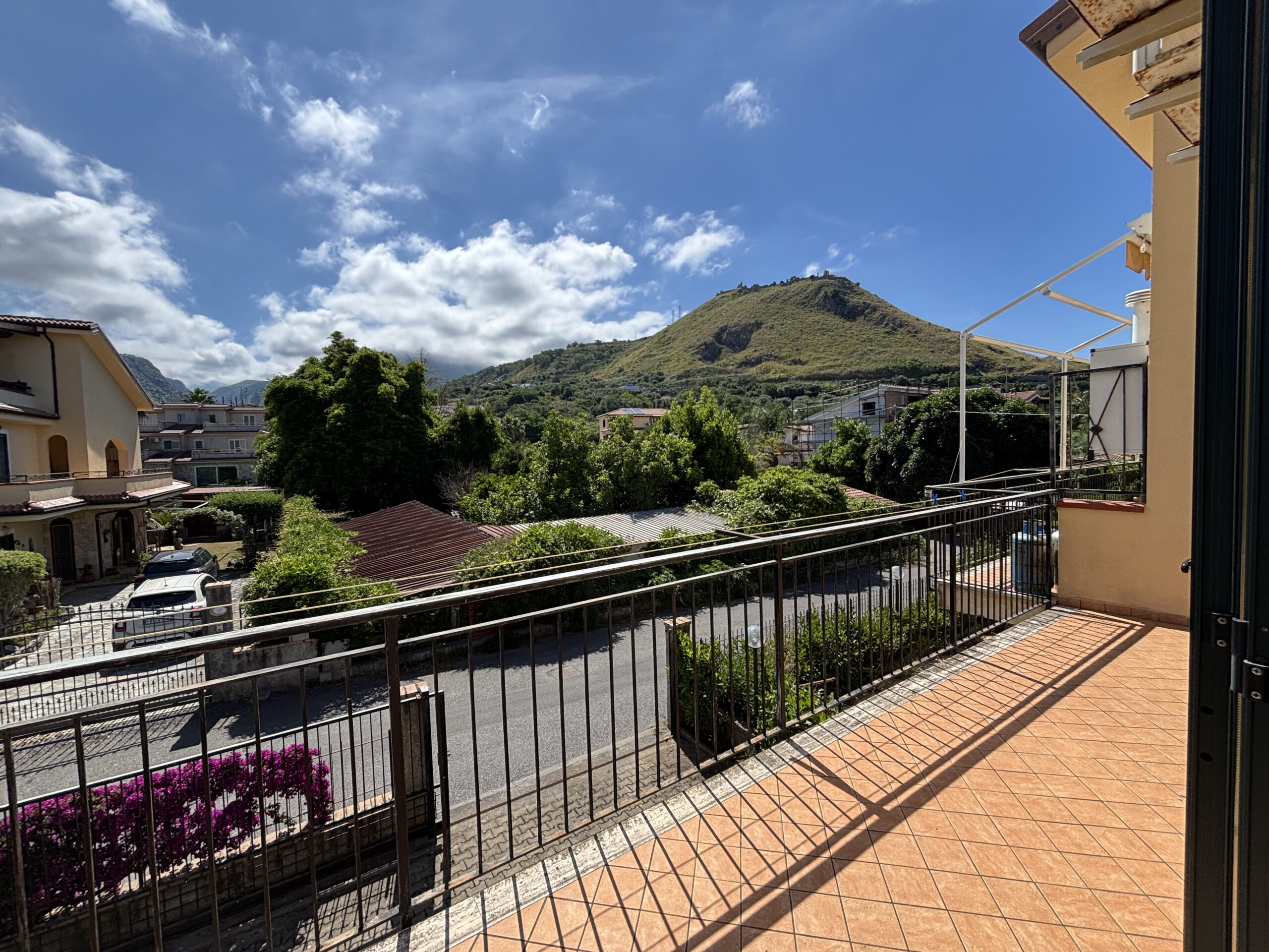 House 140m² Cirella - 100m from the Sea, Garden, 3 Bedrooms and View of the Ruins of Antica Cirella.