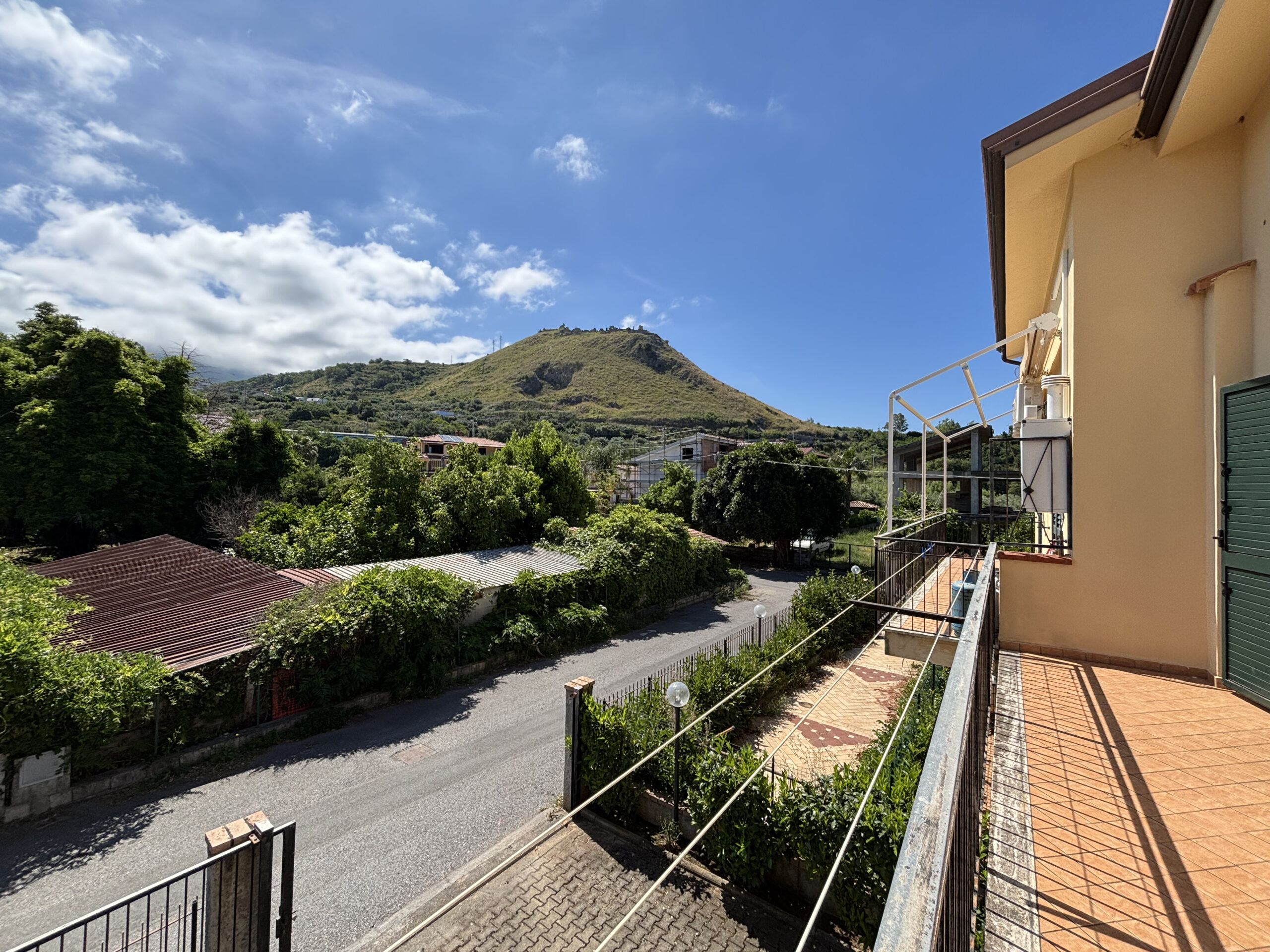 House 140m² Cirella - 100m from the Sea, Garden, 3 Bedrooms and View of the Ruins of Antica Cirella.