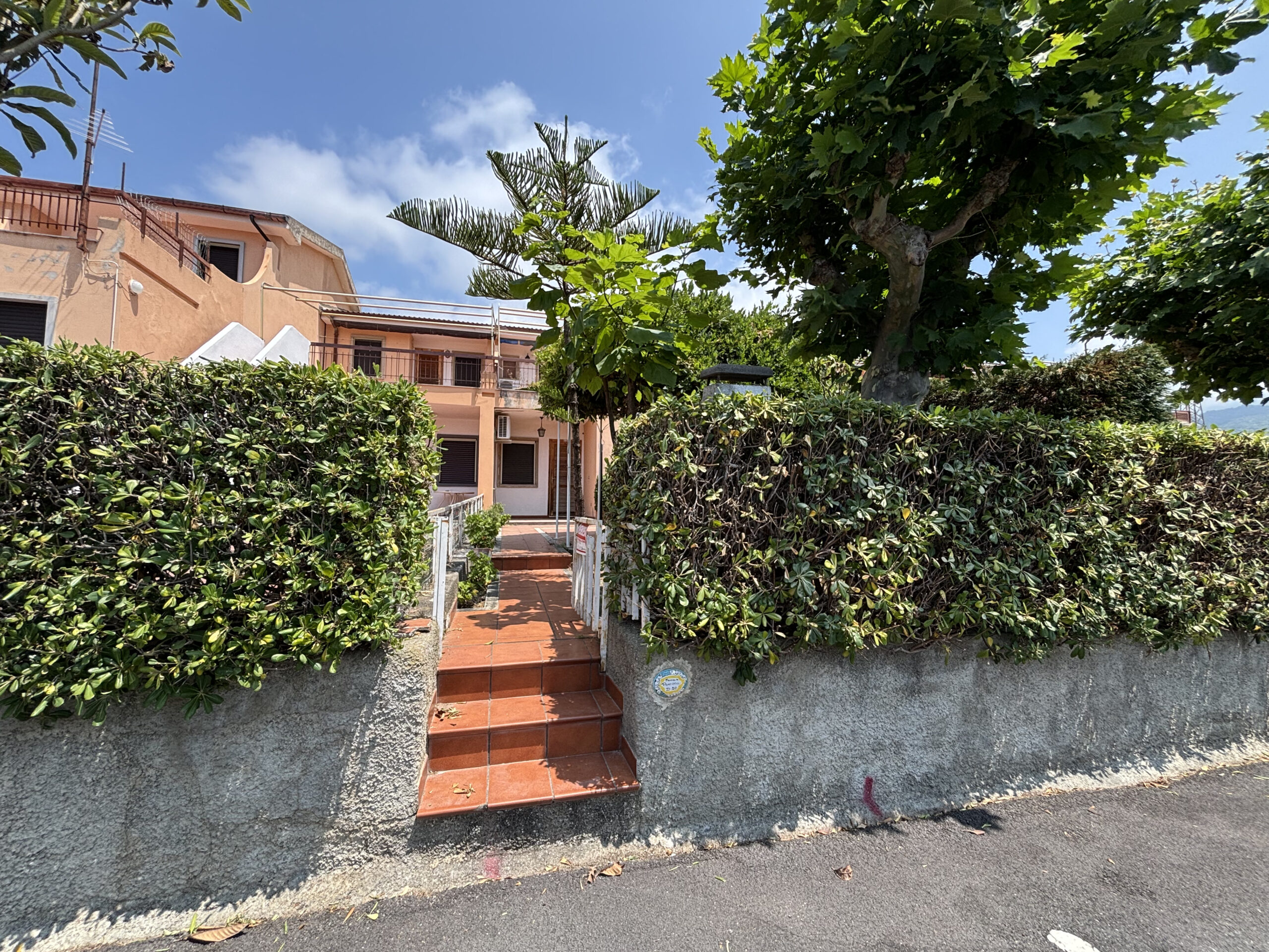 Segmented Villa 120m² - Terme Luigiane, Close to the Sea, Panoramic Terrace and Two Gardens.