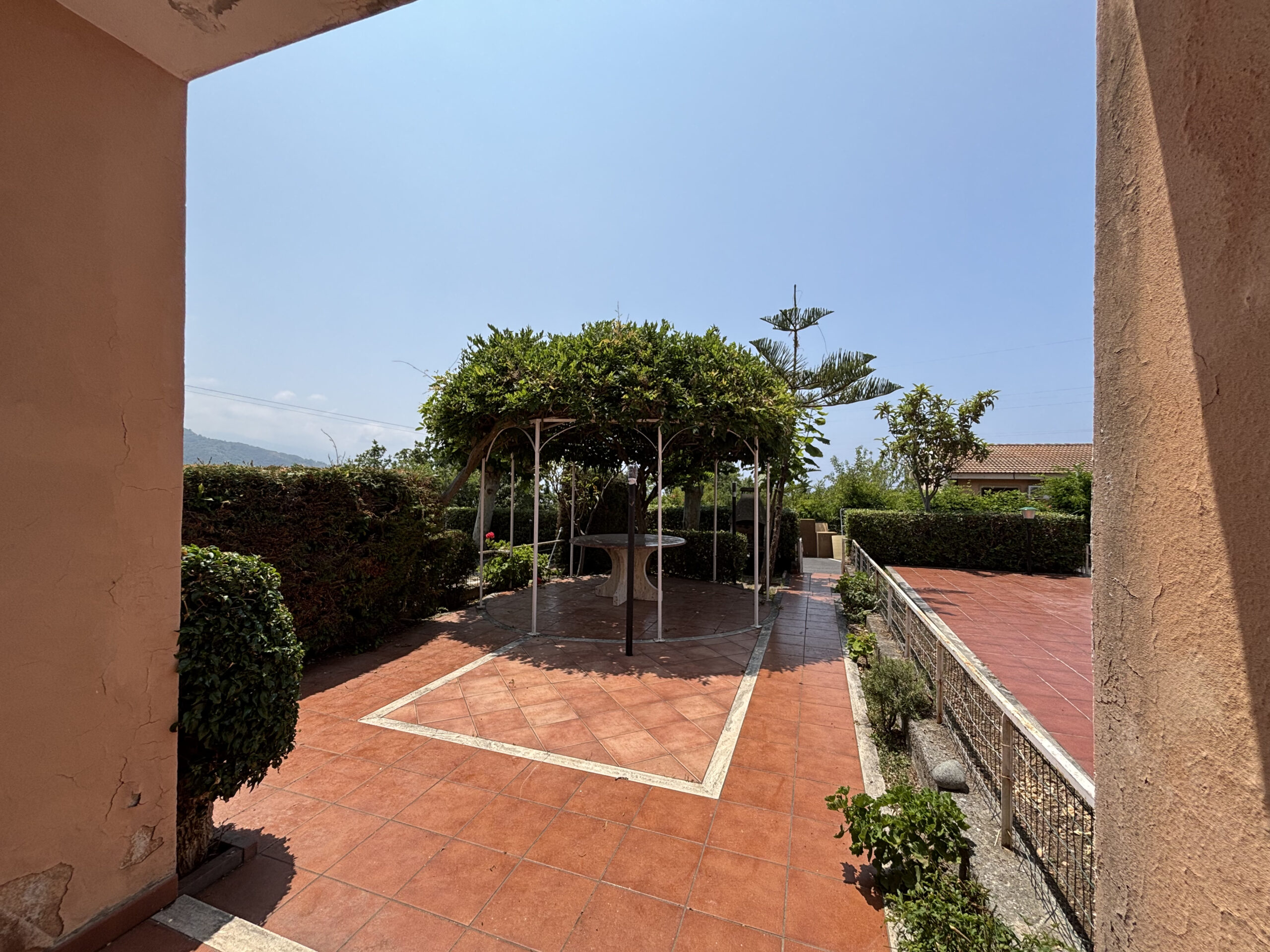 Segmented Villa 120m² - Terme Luigiane, Close to the Sea, Panoramic Terrace and Two Gardens.
