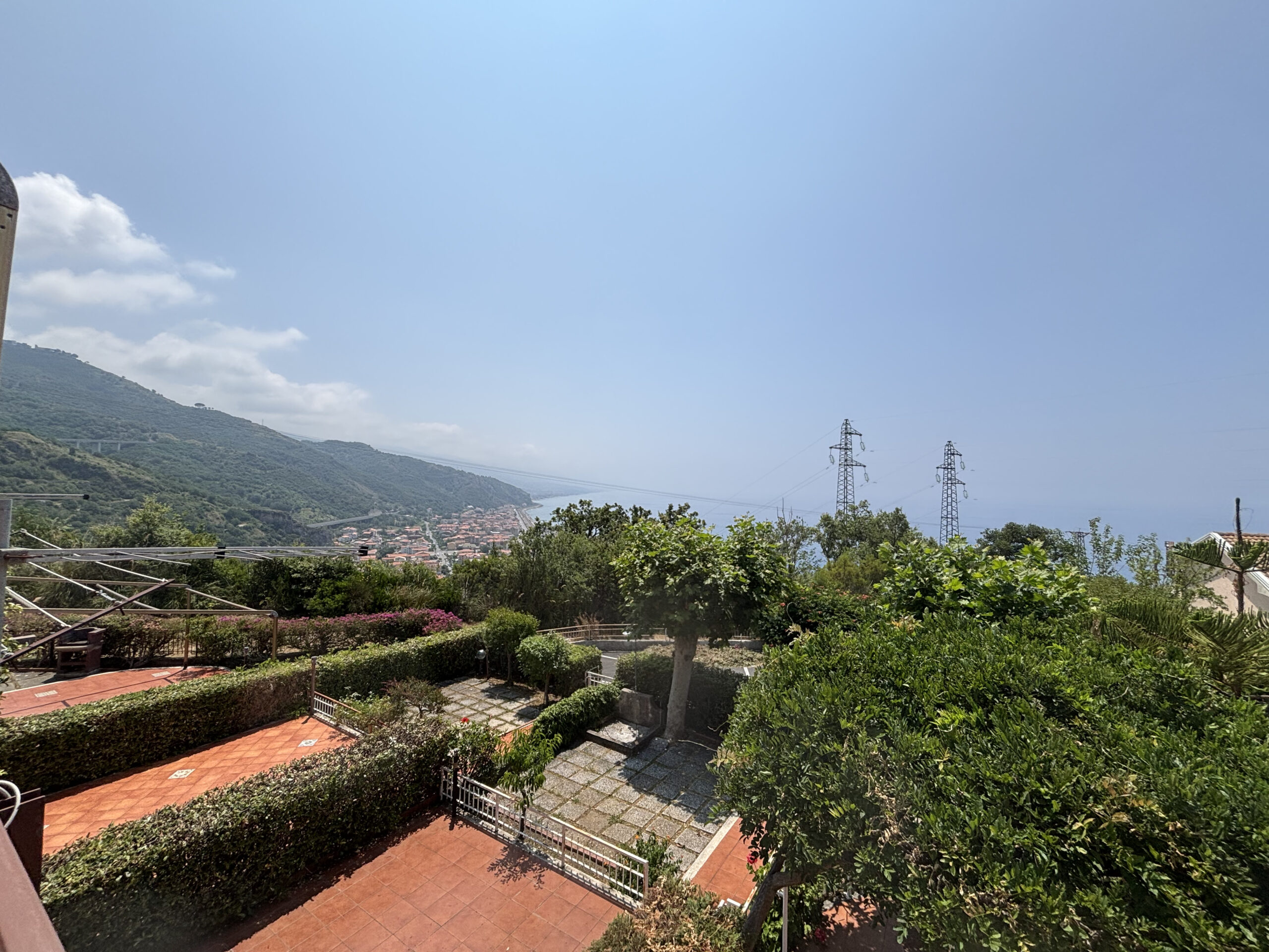 Segmented Villa 120m² - Terme Luigiane, Close to the Sea, Panoramic Terrace and Two Gardens.