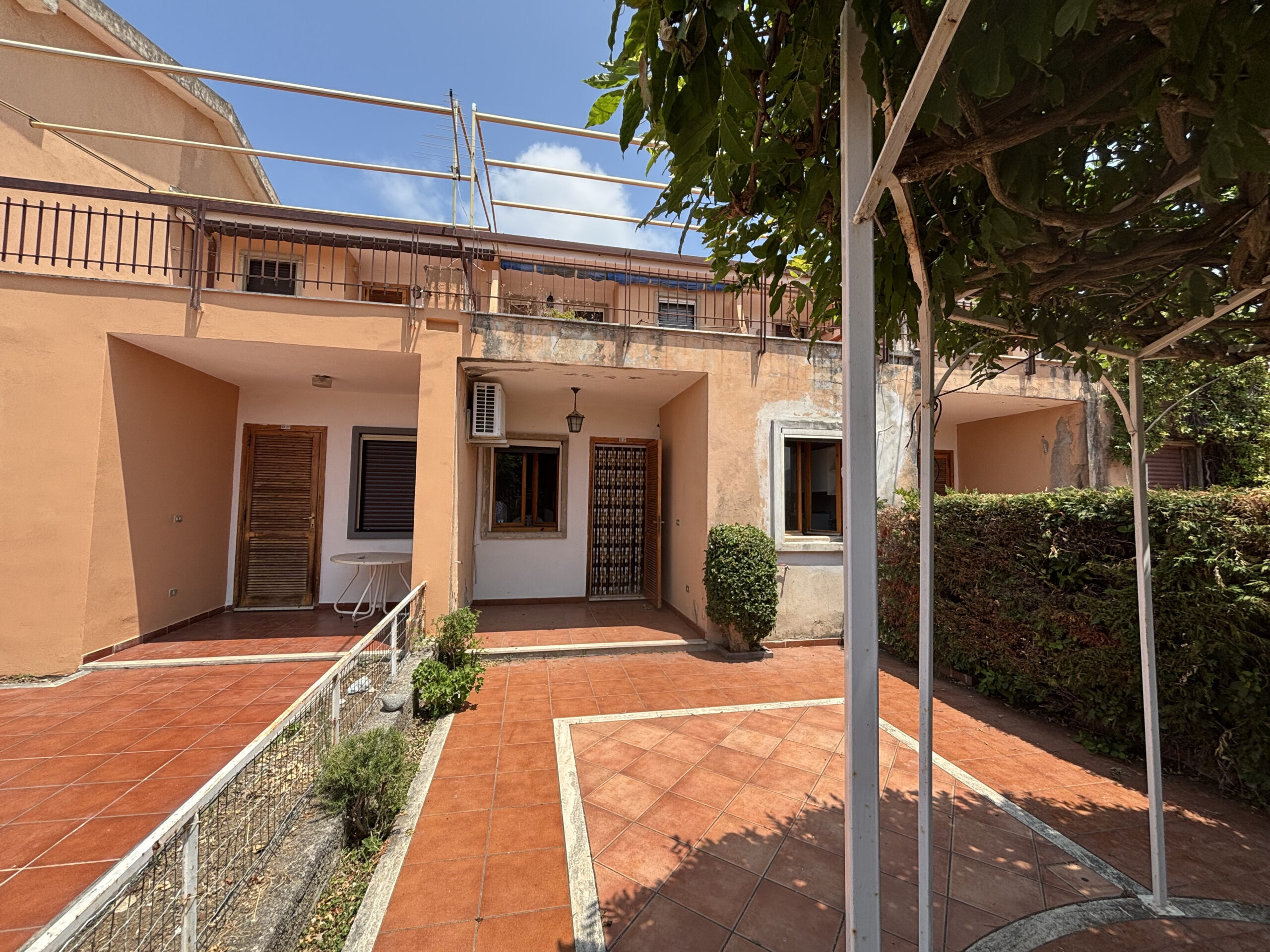 Segmented Villa 120m² - Terme Luigiane, Close to the Sea, Panoramic Terrace and Two Gardens.