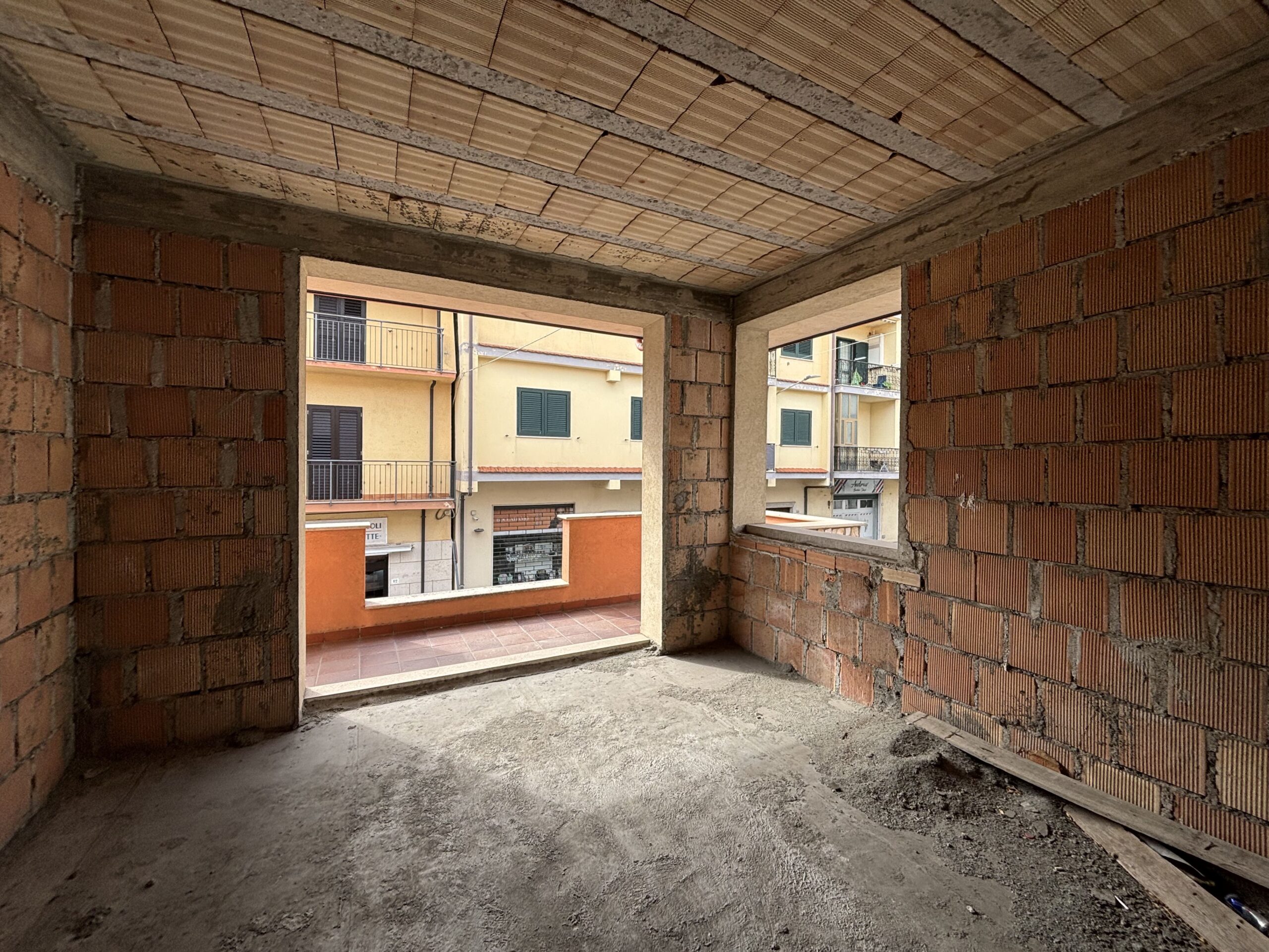 Building 210 m² in Developer Condition in the Heart of San Lucido (CS) - For Your Own Arrangement.