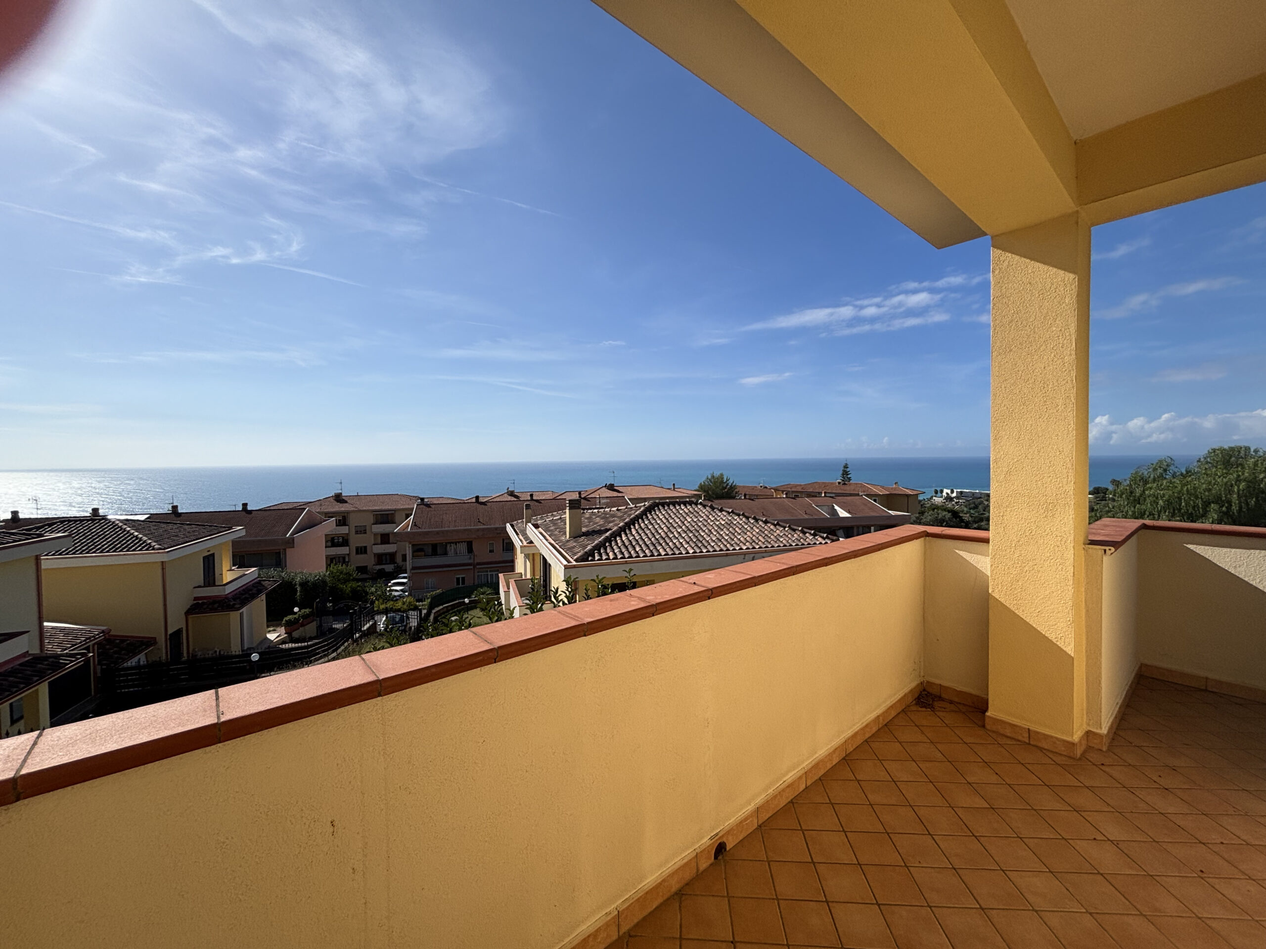 Villa with panoramic sea views in Diamante.