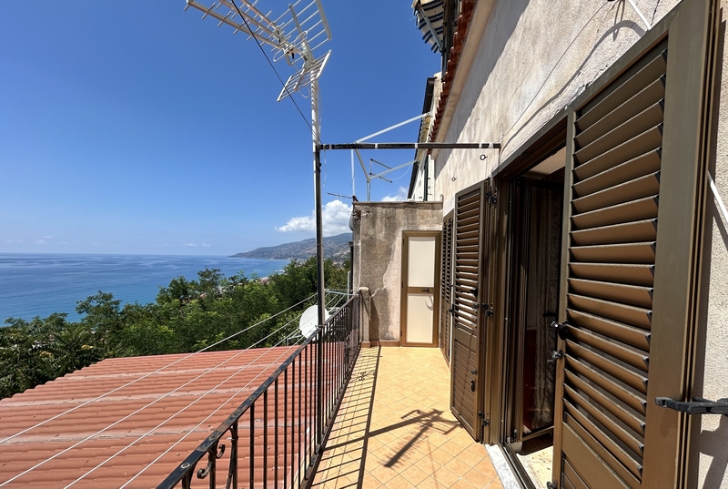 Home for Renovation Acquappesa Historic Centre - Sea View, 1km to the Beach, B&B Investment.