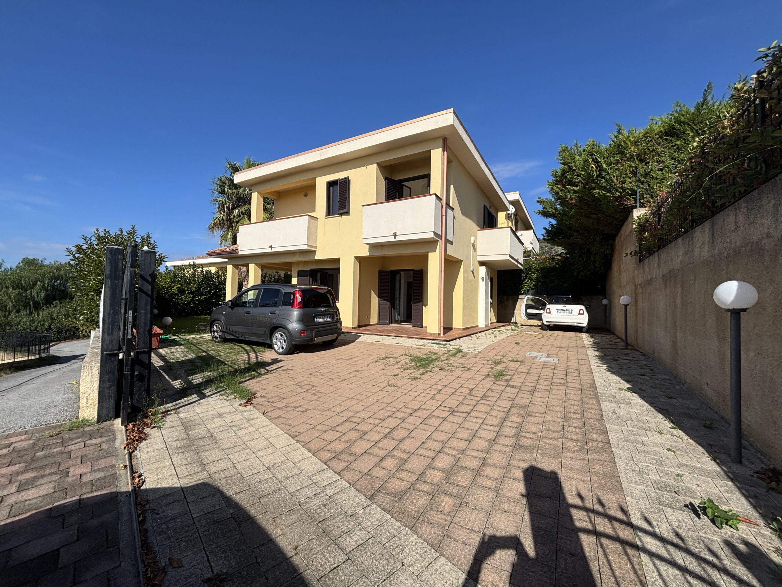 Villa with panoramic sea views in Diamante.