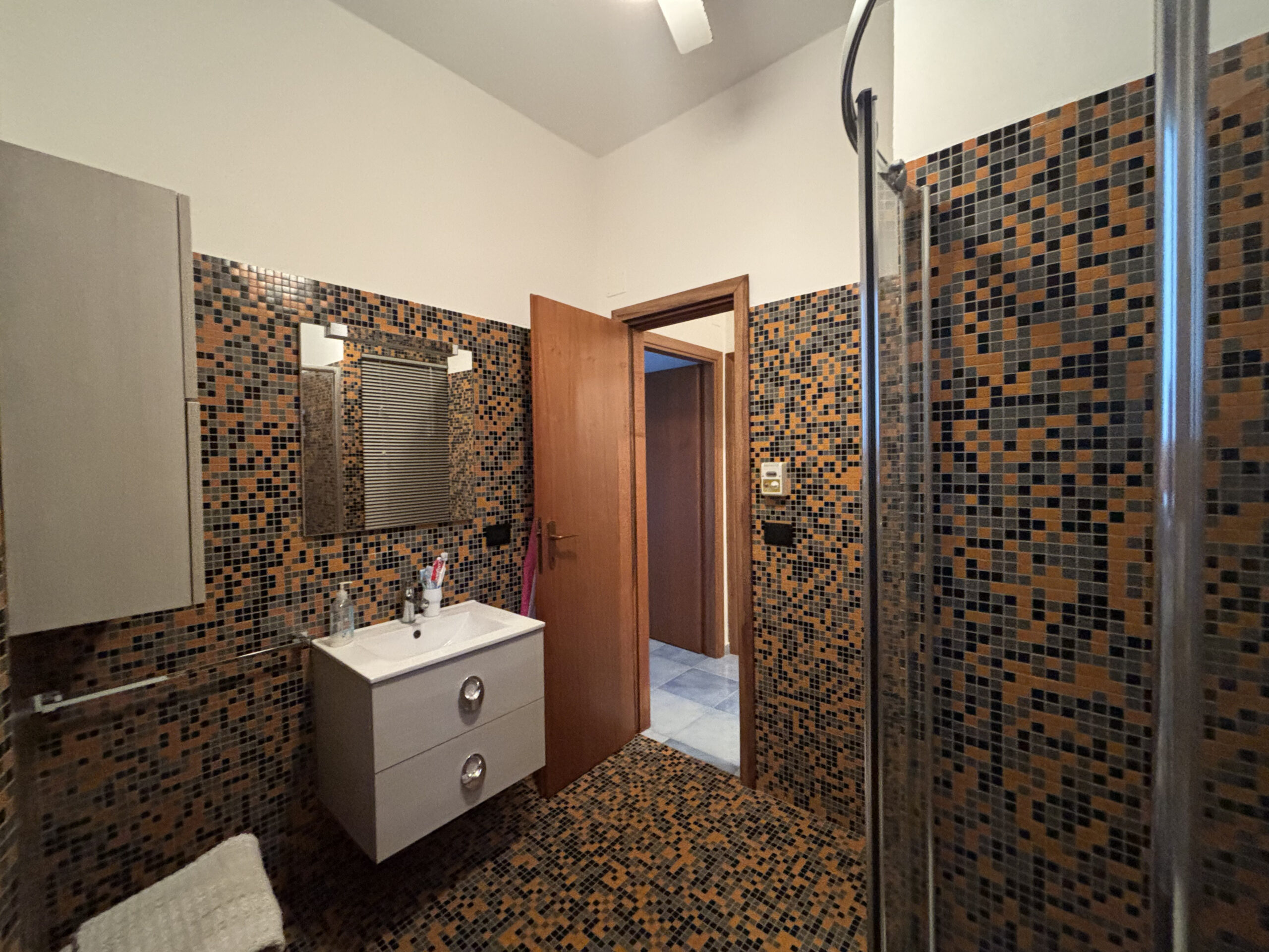 Luxurious Apartment 50m from the Sea - Torremezzo (100m²), 3 Bedrooms, Vietresi Calabria tiles.