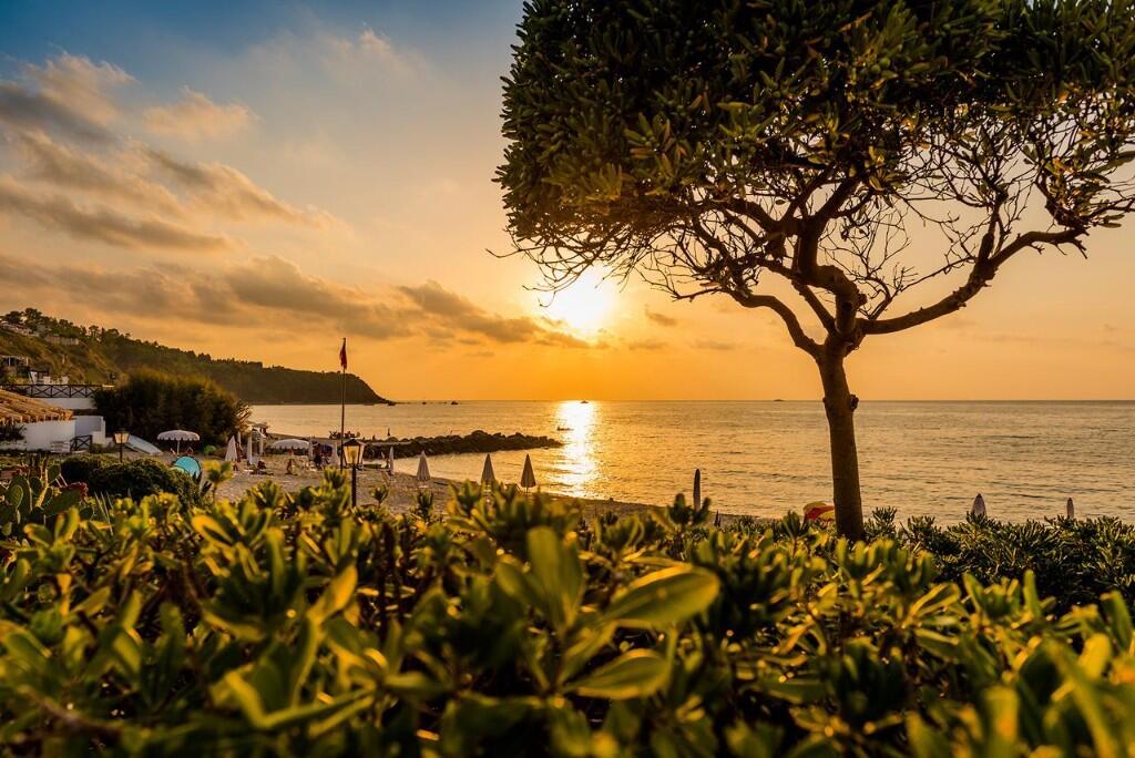 Luxurious semi-detached villa in Parghelia - Sea and Tropea views, terrace, garden, close to the beach.