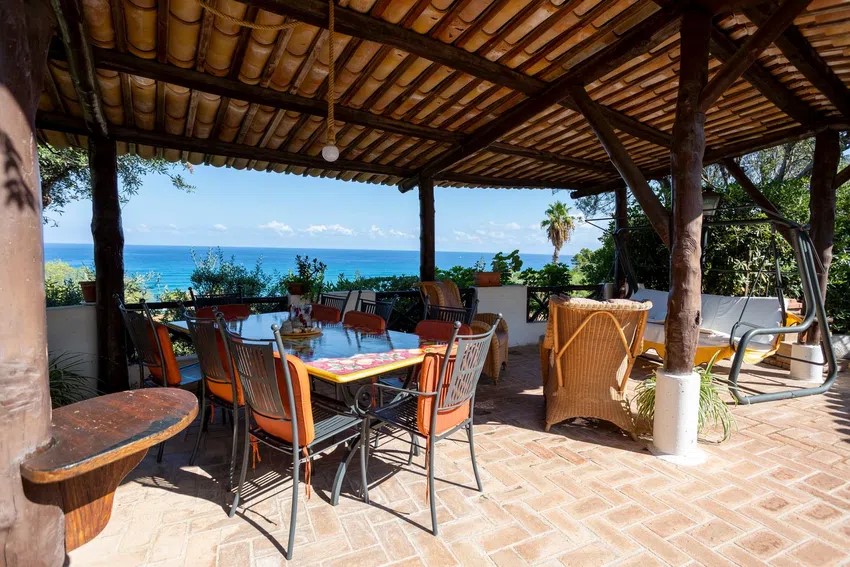 Luxurious semi-detached villa in Parghelia - Sea and Tropea views, terrace, garden, close to the beach.