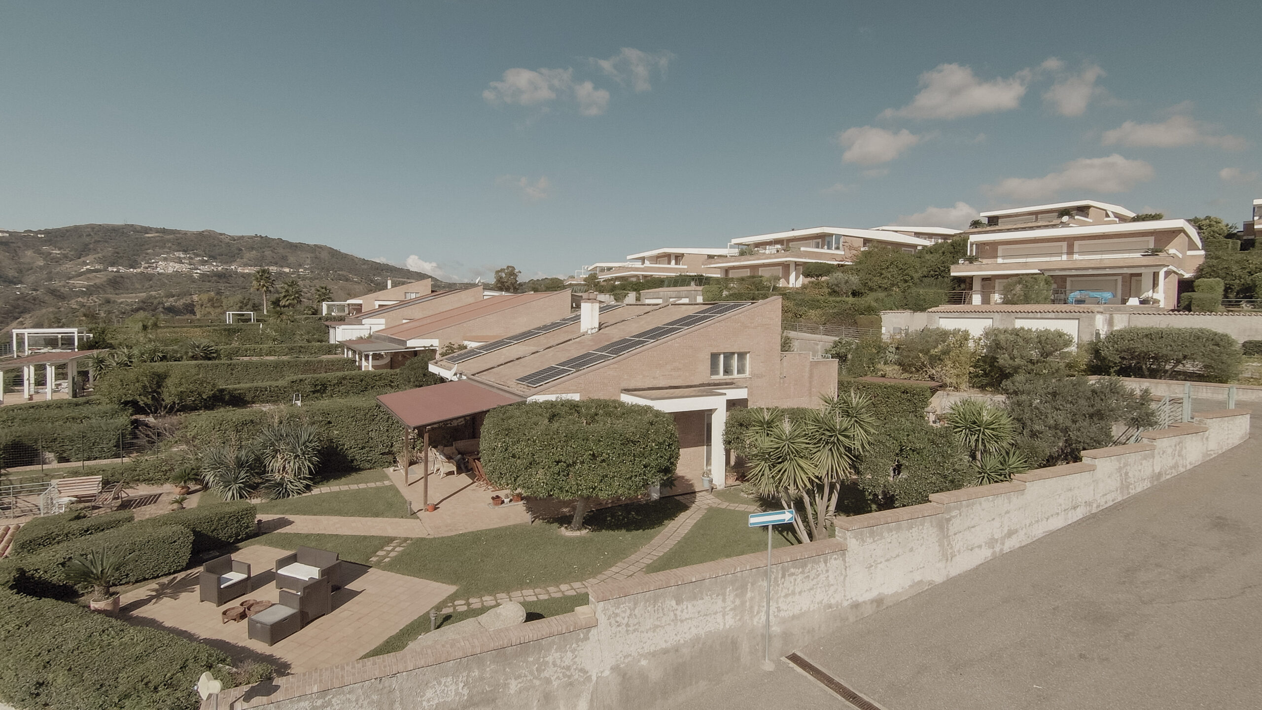 Villa Bellavista - semi-detached house in Staletti, panoramic sea views, private parking.