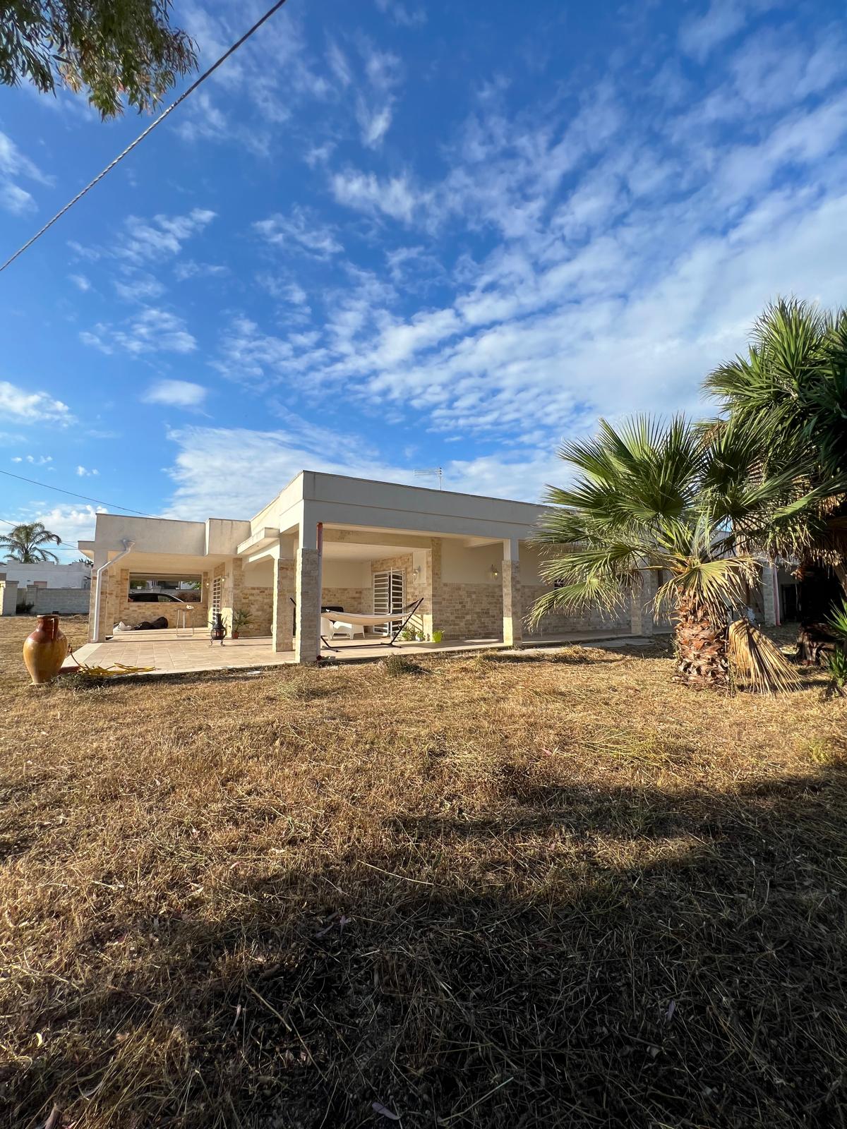 Villa Lea in San Pietro In Bevagna - 1 hectare of land, close to the beach, potential for B&B and Primitivo Vineyards.