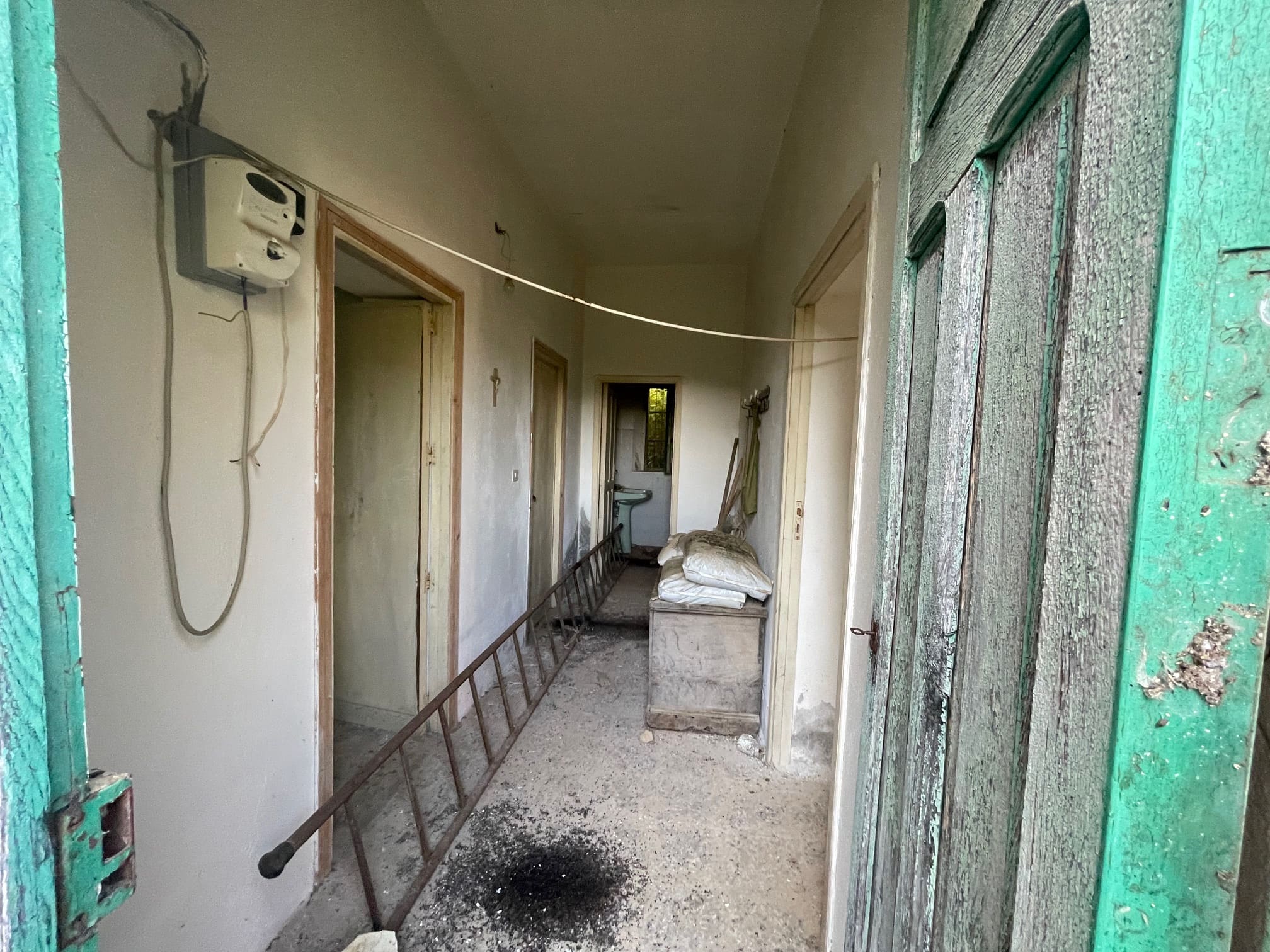 House to be renovated in Sangineto - plot of 18000m² with olive trees, B&B potential.