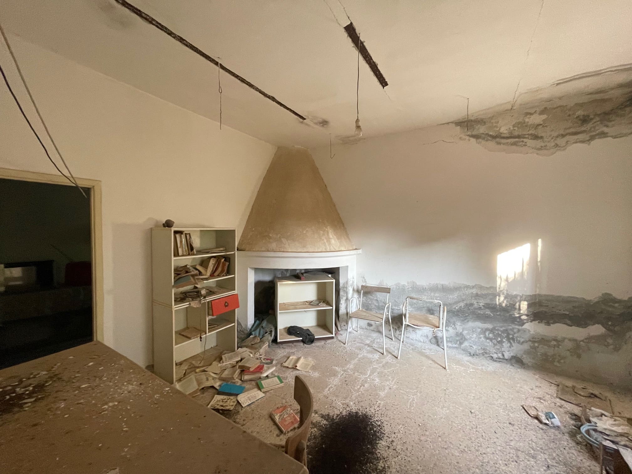 House to be renovated in Sangineto - plot of 18000m² with olive trees, B&B potential.