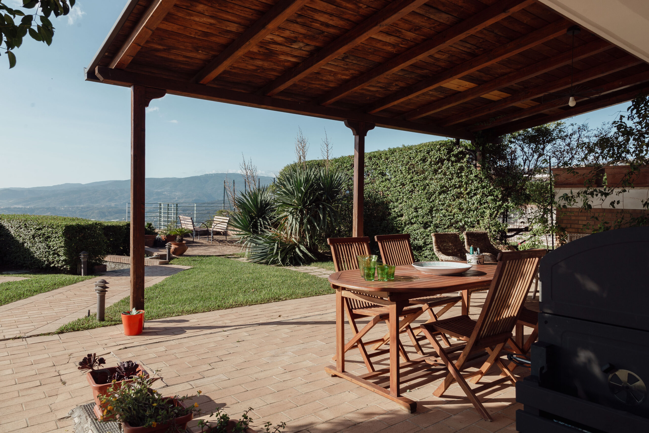 Villa Bellavista - semi-detached house in Staletti, panoramic sea views, private parking.