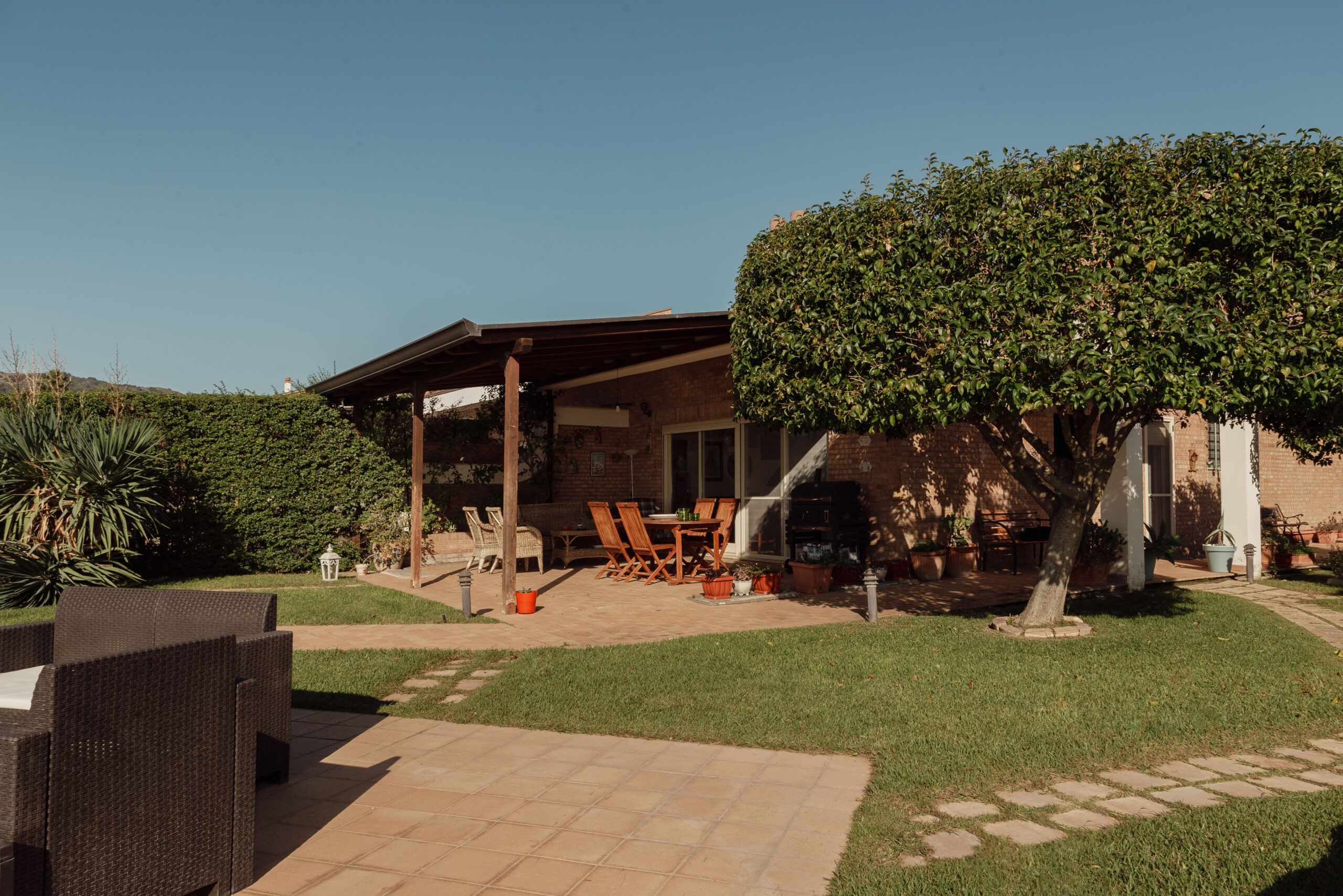 Villa Bellavista - semi-detached house in Staletti, panoramic sea views, private parking.