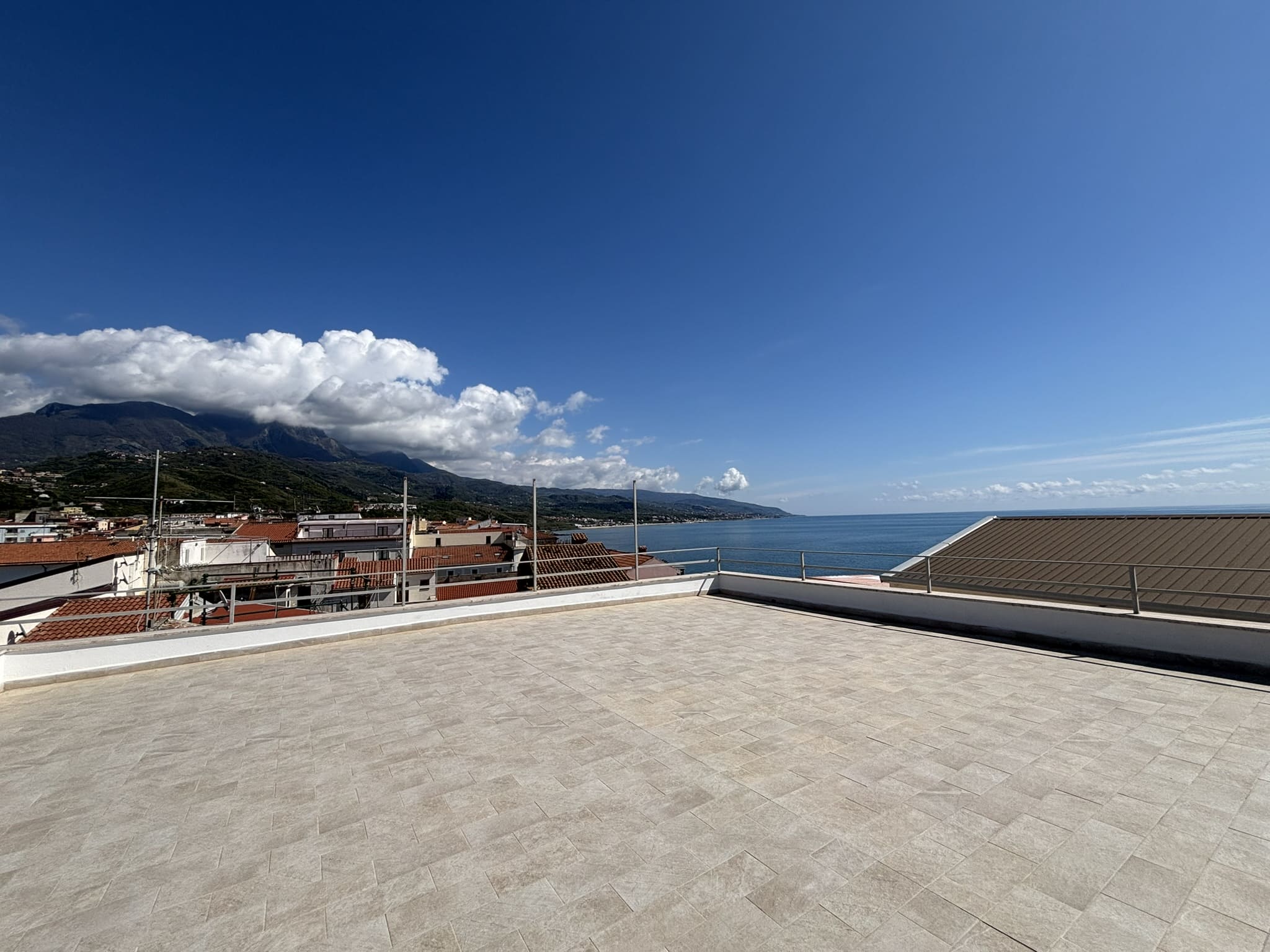 Luxurious Apartment Diamante Lungomare - 182m² with 183m² Terrace, 3 Bedrooms, Sea View.