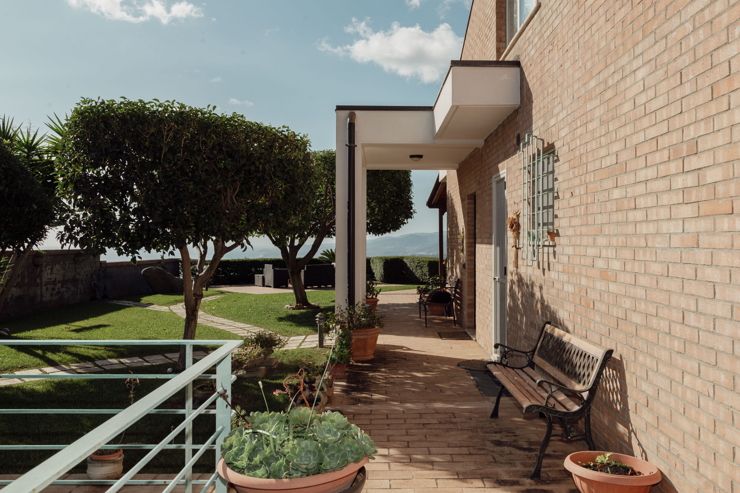 Villa Bellavista - semi-detached house in Staletti, panoramic sea views, private parking.