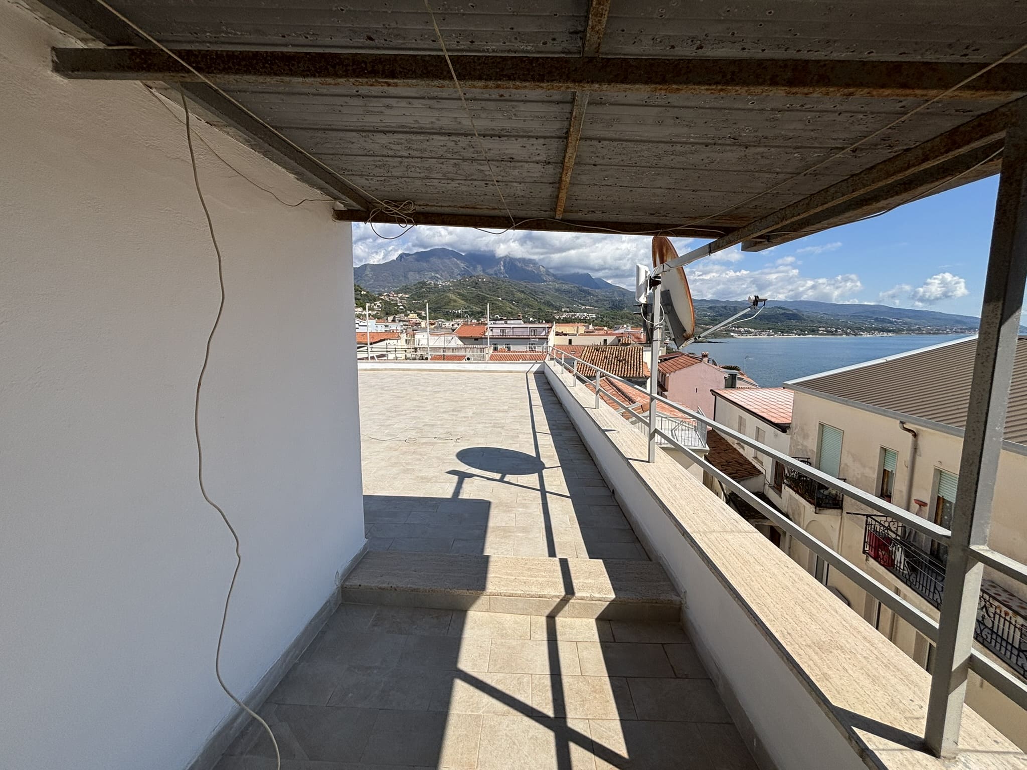 Luxurious Apartment Diamante Lungomare - 182m² with 183m² Terrace, 3 Bedrooms, Sea View.