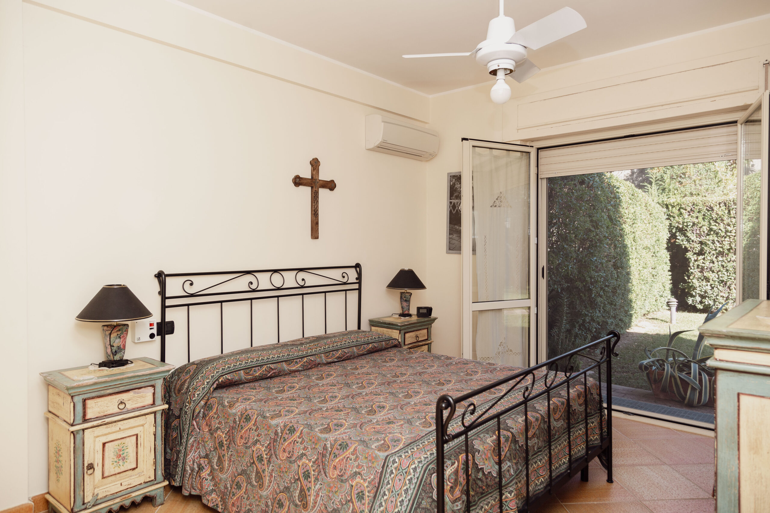 Villa Bellavista - semi-detached house in Staletti, panoramic sea views, private parking.