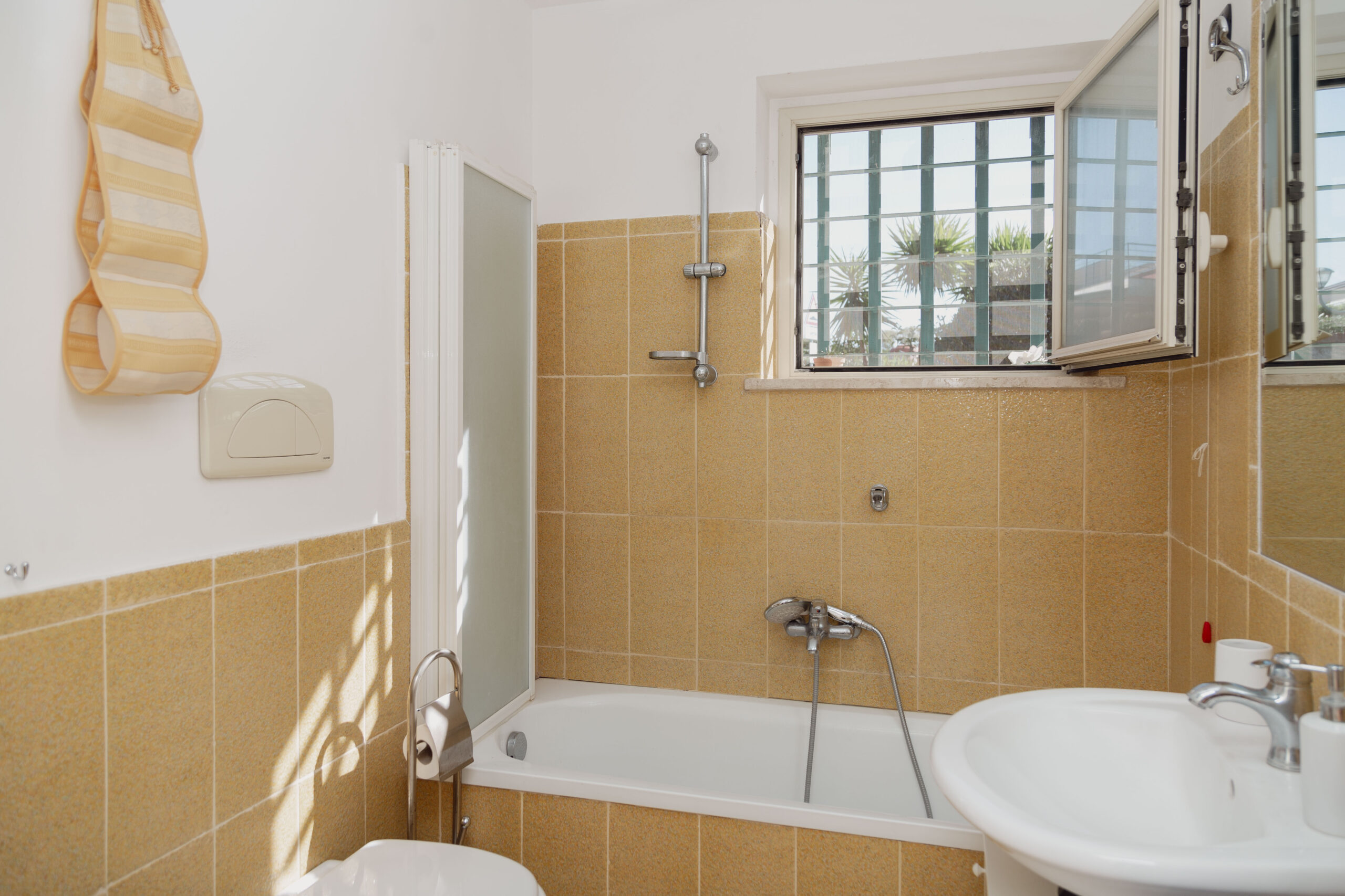 Villa Bellavista - semi-detached house in Staletti, panoramic sea views, private parking.