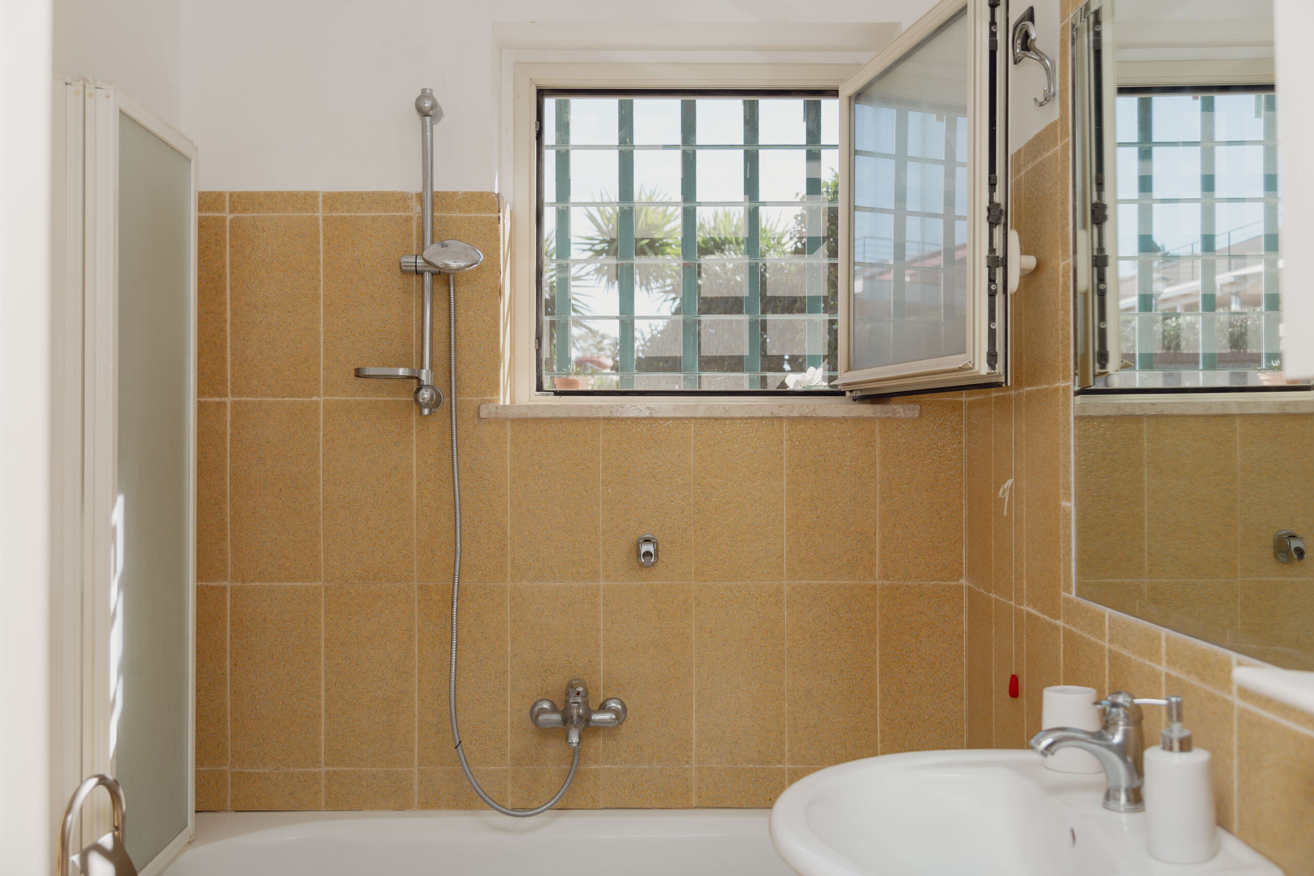 Villa Bellavista - semi-detached house in Staletti, panoramic sea views, private parking.