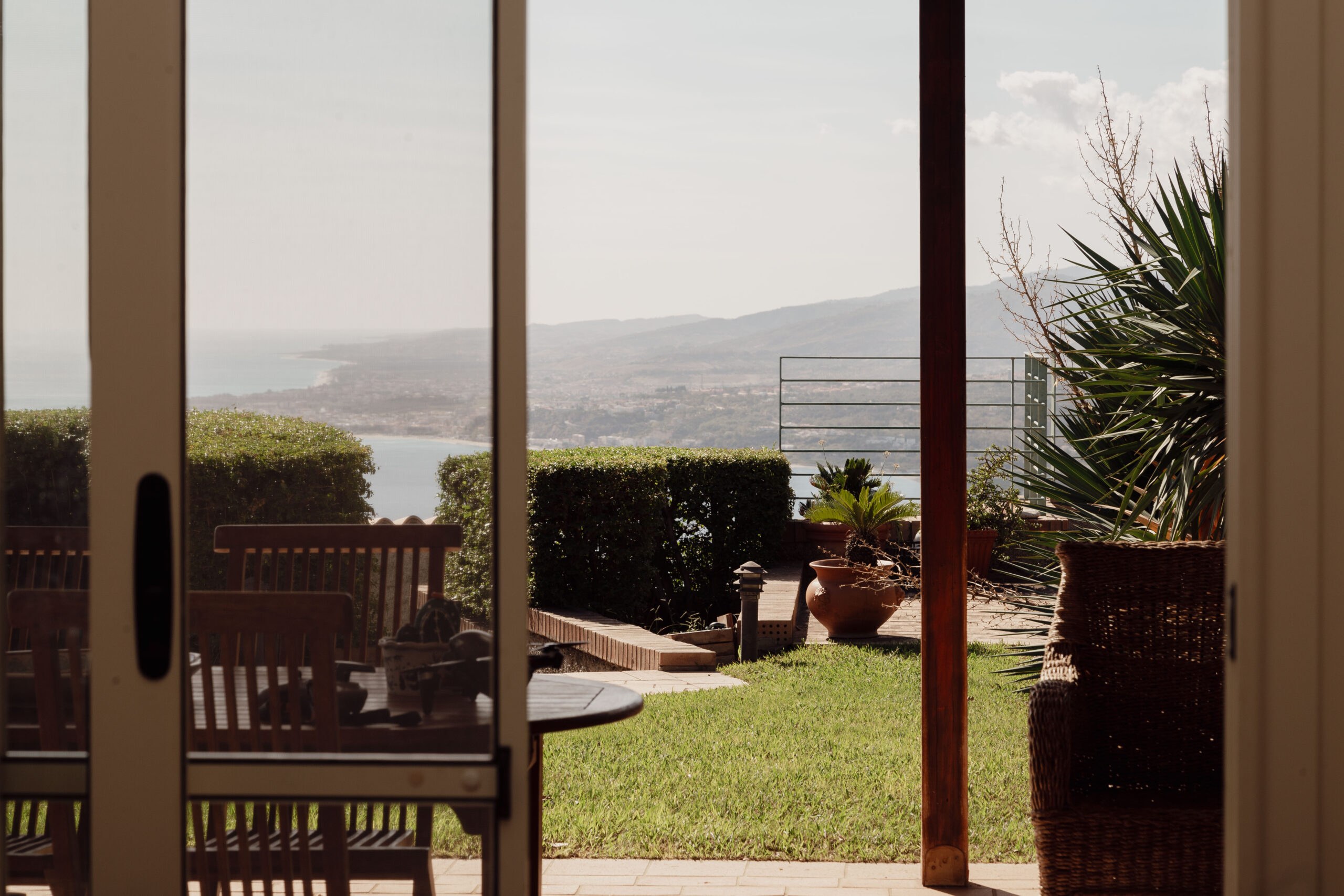 Villa Bellavista - semi-detached house in Staletti, panoramic sea views, private parking.