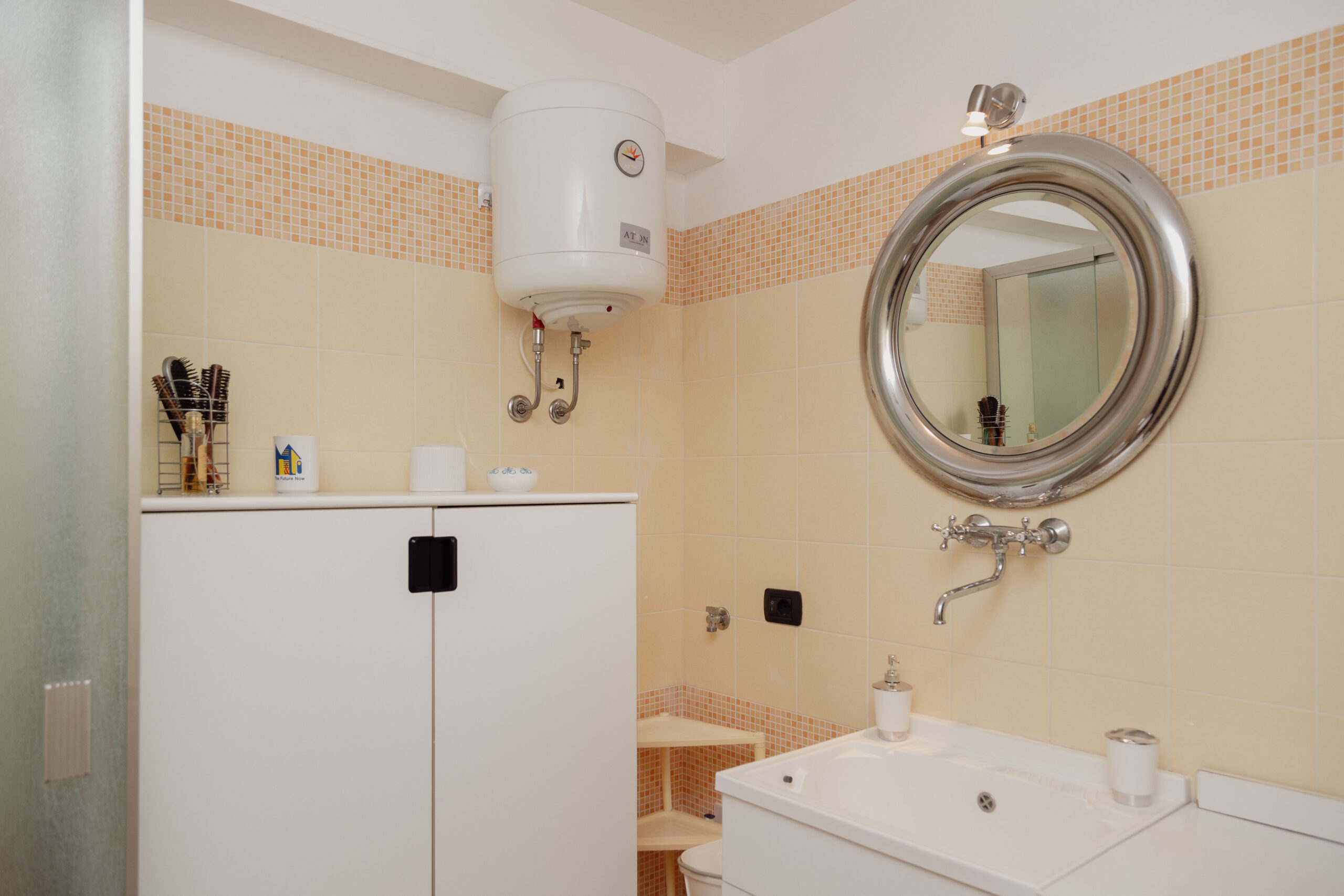 Villa Bellavista - semi-detached house in Staletti, panoramic sea views, private parking.