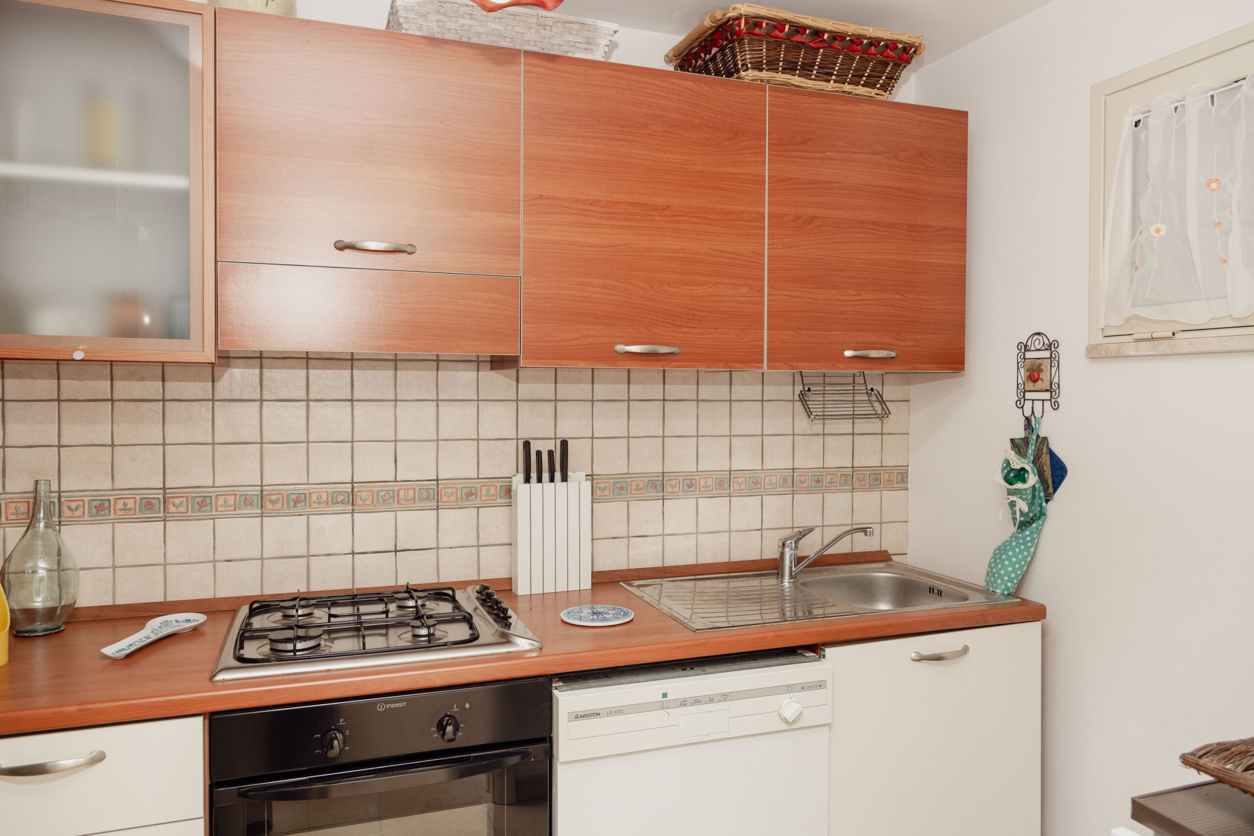 Villa Bellavista - semi-detached house in Staletti, panoramic sea views, private parking.