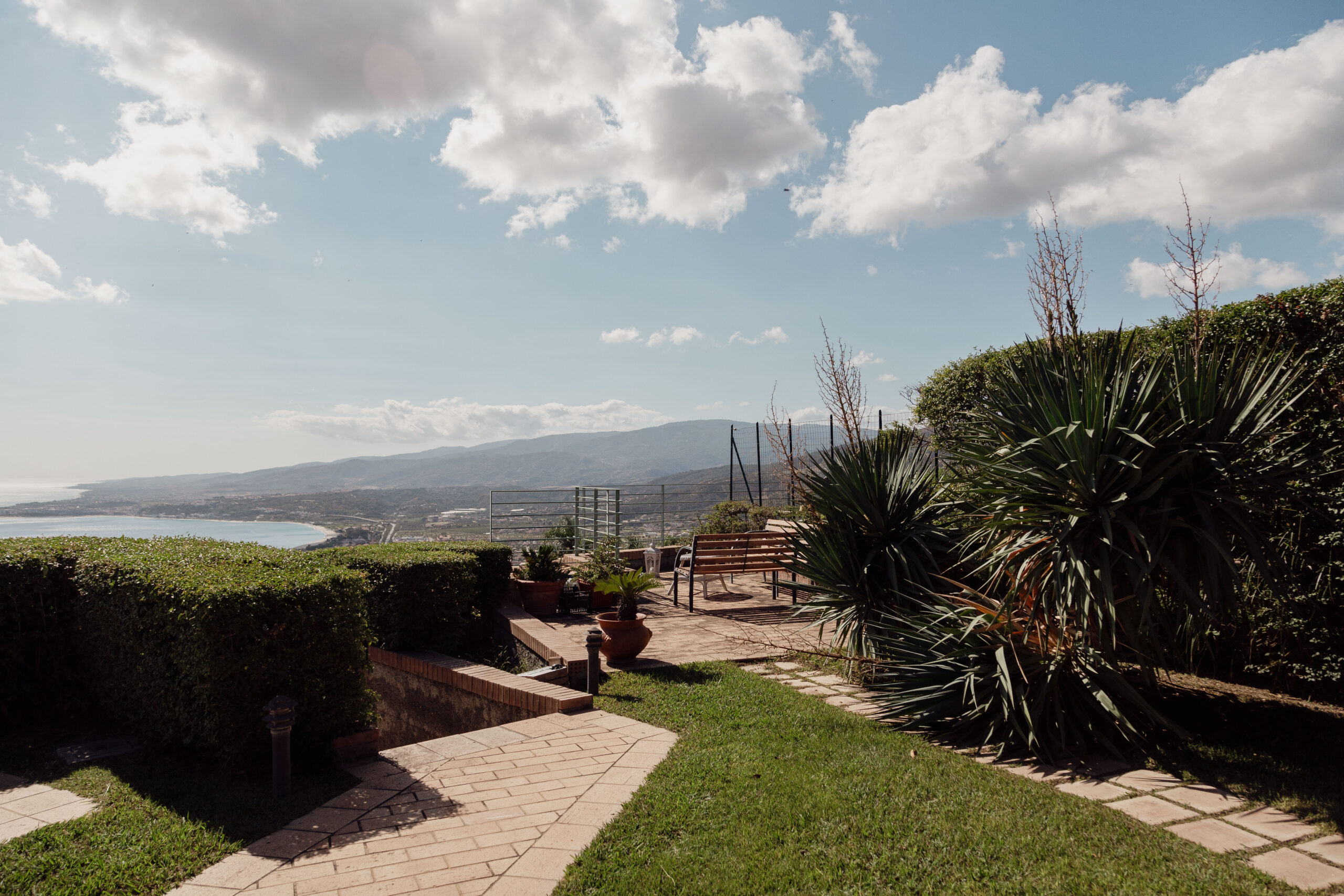 Villa Bellavista - semi-detached house in Staletti, panoramic sea views, private parking.