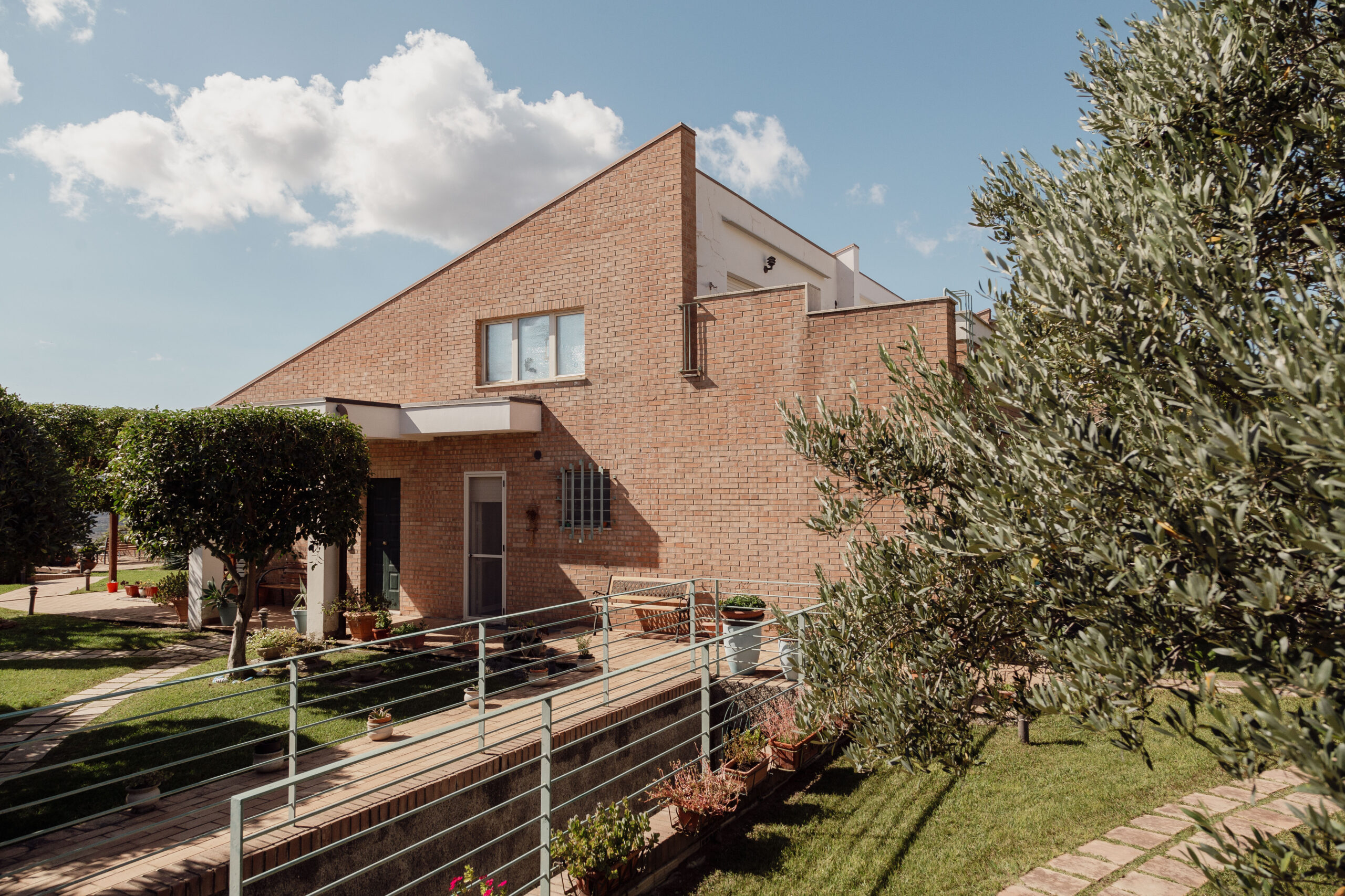 Villa Bellavista - semi-detached house in Staletti, panoramic sea views, private parking.